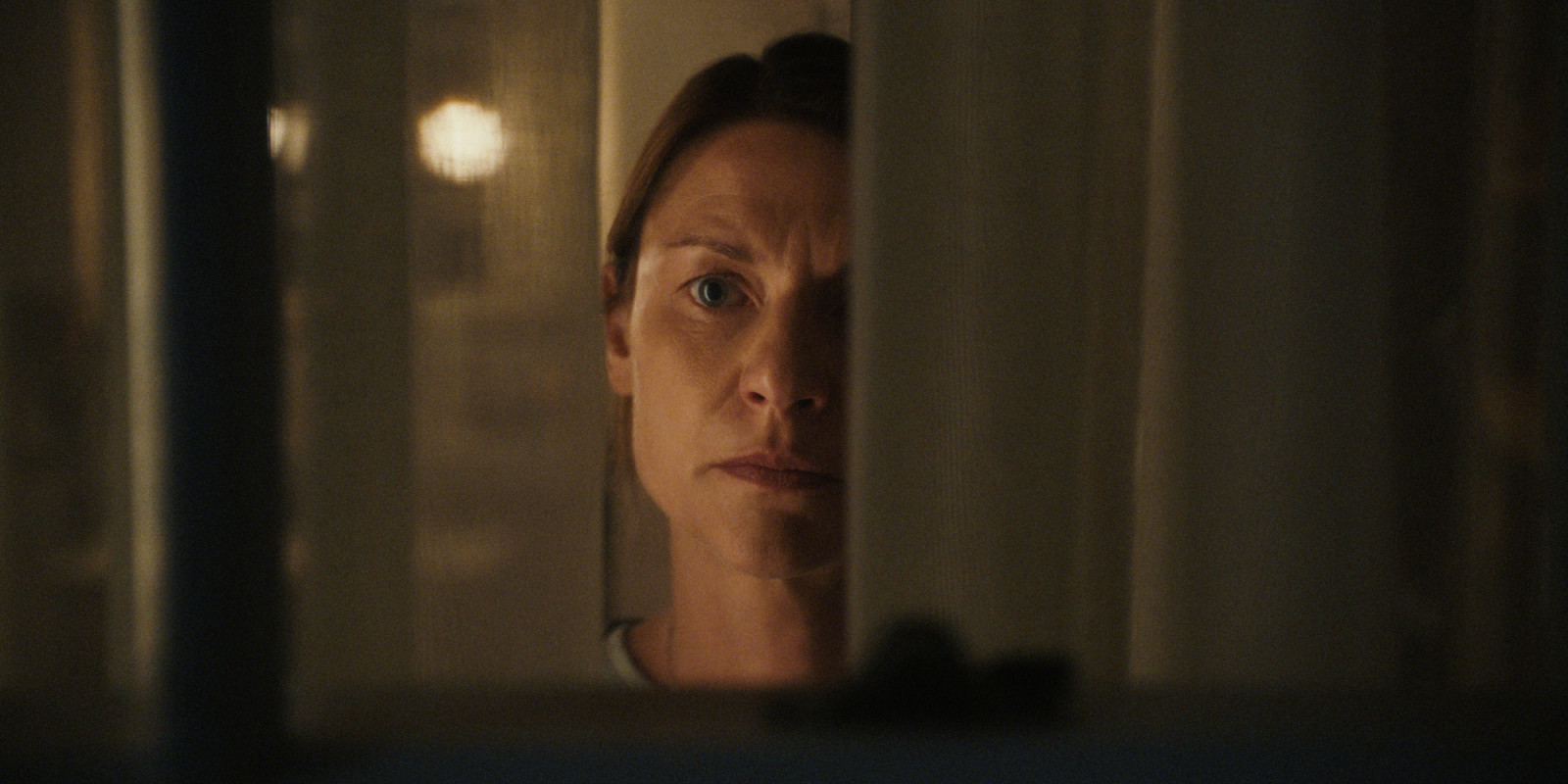 ‘The Beast in Me’ shows Danes embracing natural facial movement to convey grief, tension, and vulnerability (Photo: Netflix © 2025)