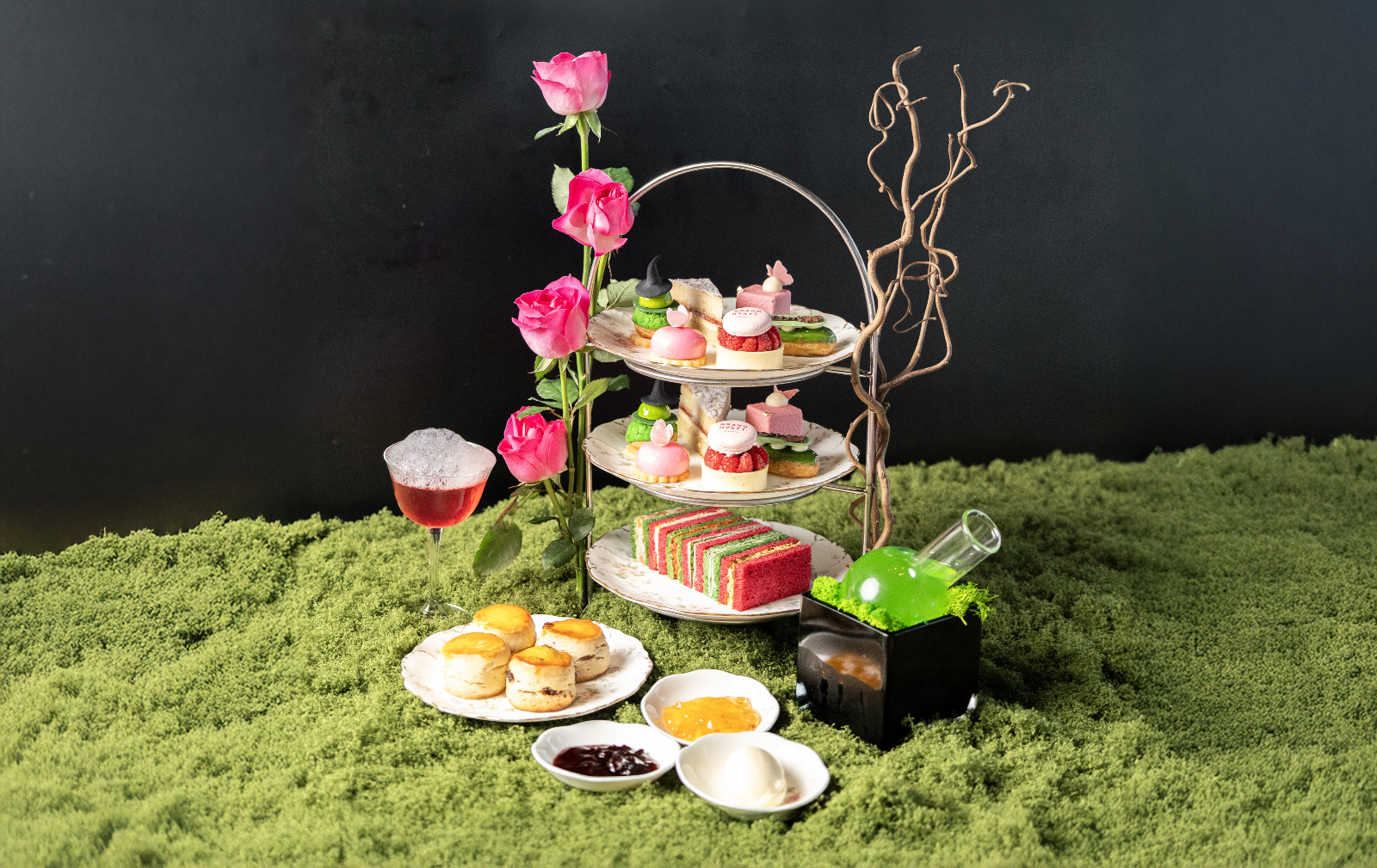 Ajak teman Anda menikmati afternoon tea bertema film Wicked di Fountain Lounge