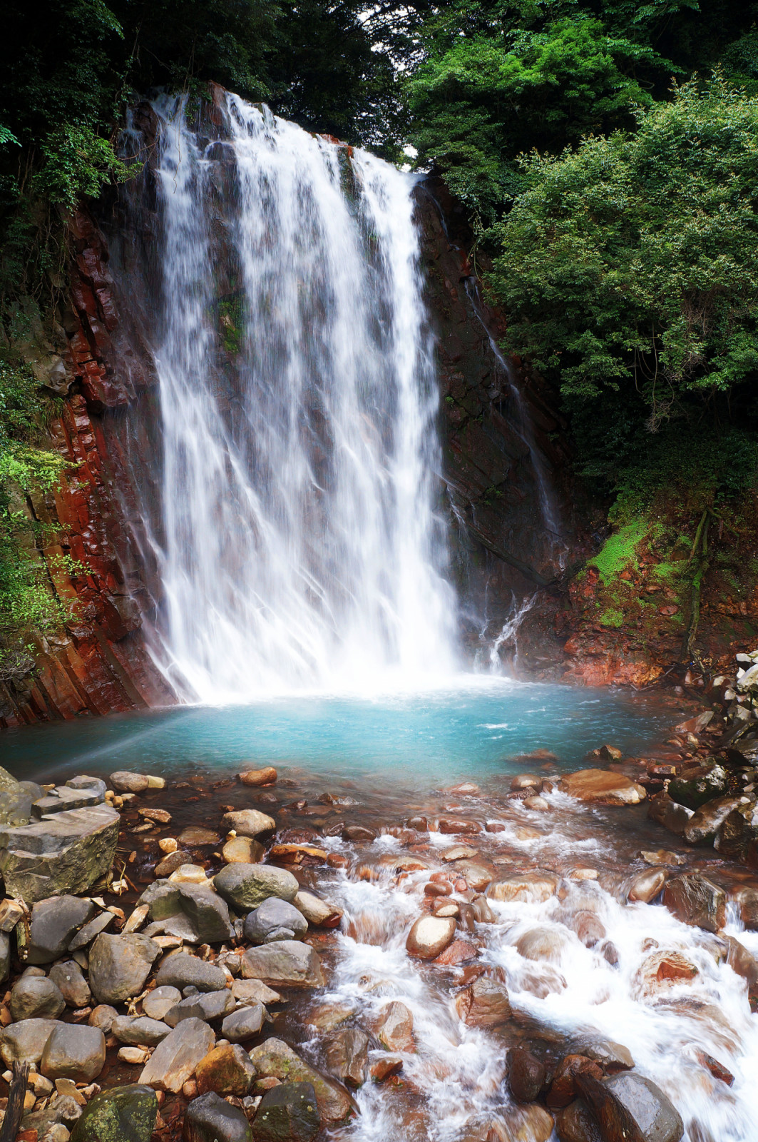 Maruo Falls is a 23m high and 16m wide waterfall located in Kirishima City. The water sources for this waterfall are the nearby Hayashida Onsen and Iodani Onsen.