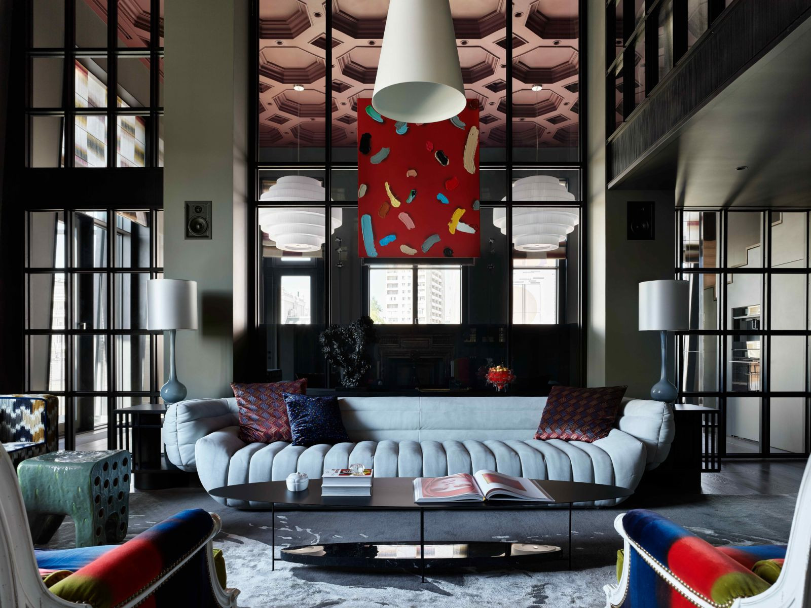 The apartment drew inspiration from the building’s Baroque architecture, integrating the industrial aesthetic of New York lofts (Photo: Sergey Ananiev)