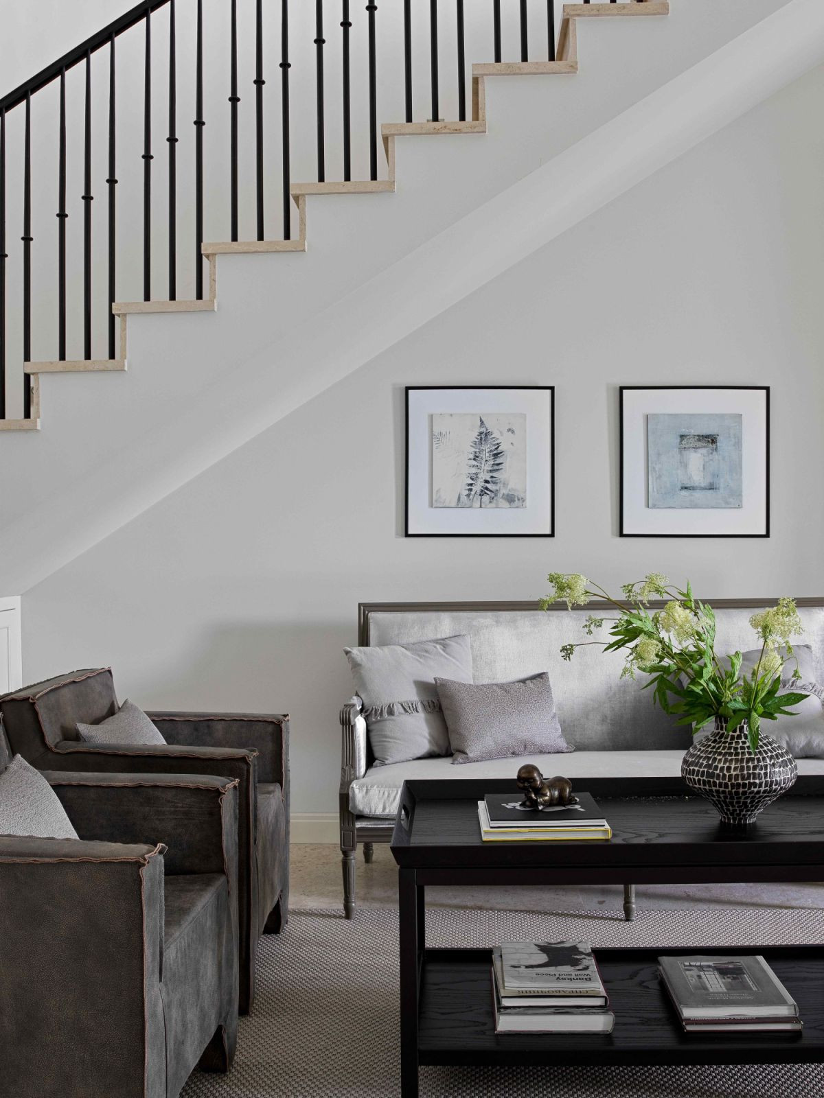 Furnishing in soothing greys and pearl whites (Photo: Sergey Krasyuk)