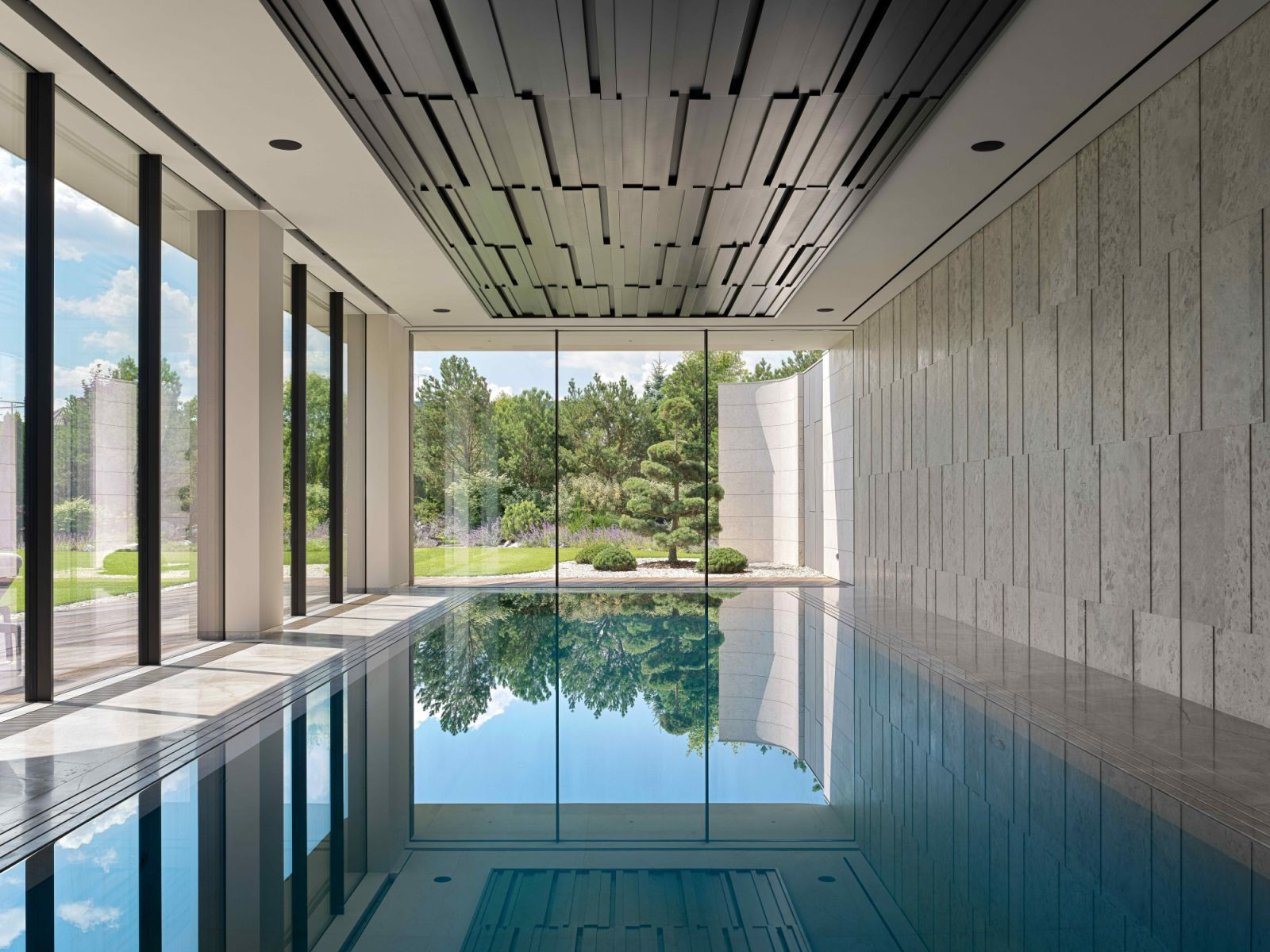 The spa complex reflects the verdant surroundings through the floor-to-ceiling windows (Photo: Sergey Krasyuk)