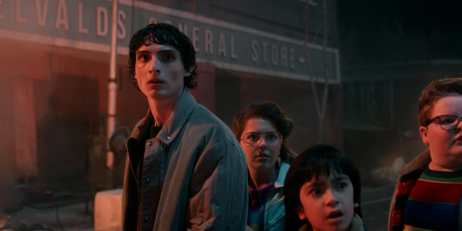 STRANGER THINGS: SEASON 5. (L to R) Finn Wolfhard as Mike Wheeler, Calista Craig as Mary, Gianlucca Gazzo as Glenn, and Jake Connelly as Derek Turnbow in Stranger Things: Season 5. （Photo：NETFLIX）