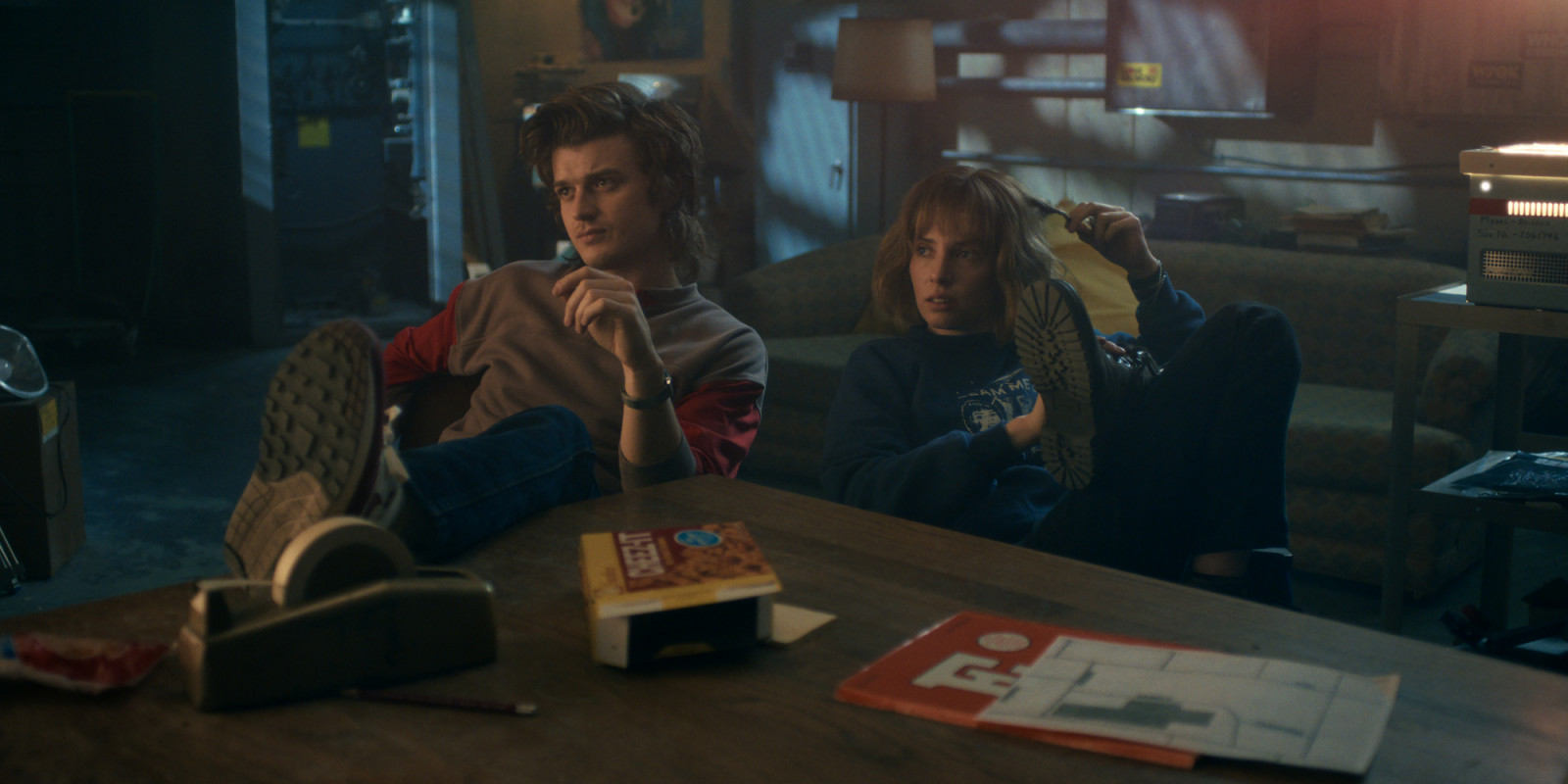 STRANGER THINGS: SEASON 5. (L to R) Joe Keery as Steve Harrington and Maya Hawke as Robin Buckley in Stranger Things: Season 5. （Photo：NETFLIX）