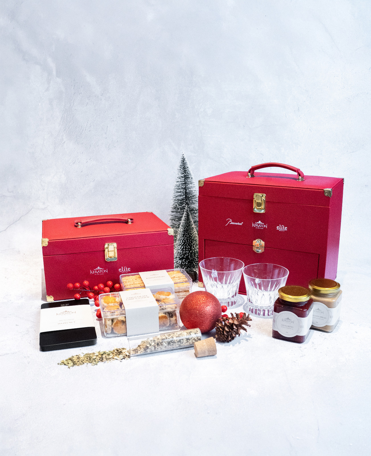 Hampers ekslusif berisikan gelas Baccarat dan penganan dari Keraton at The Plaza