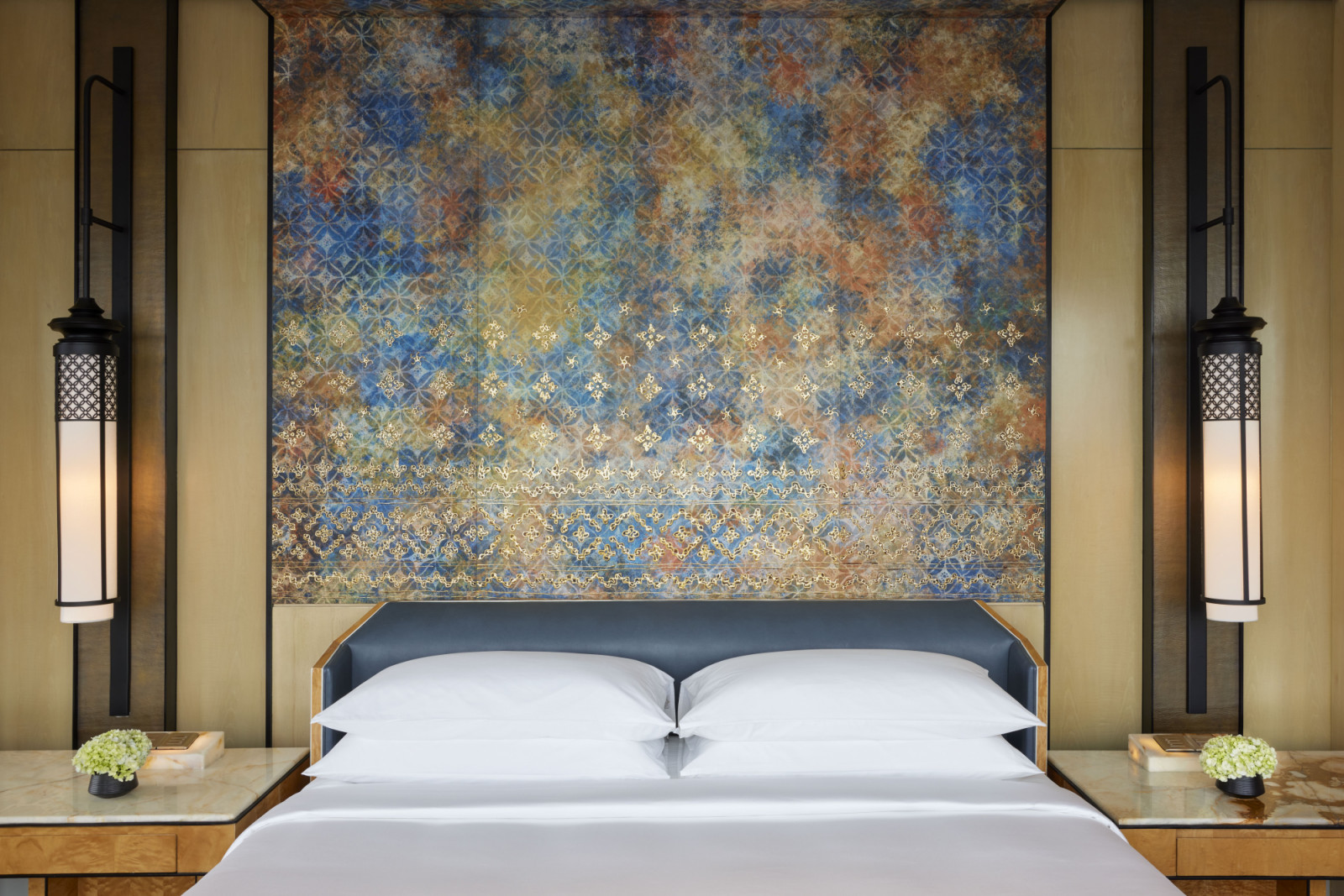 Dengan 137 kamar dan suite berdesain anggun, hotel ini menonjolkan warisan Jawa melalui ornamen batik Kawung dan pengalaman budaya Indonesia yang memesona