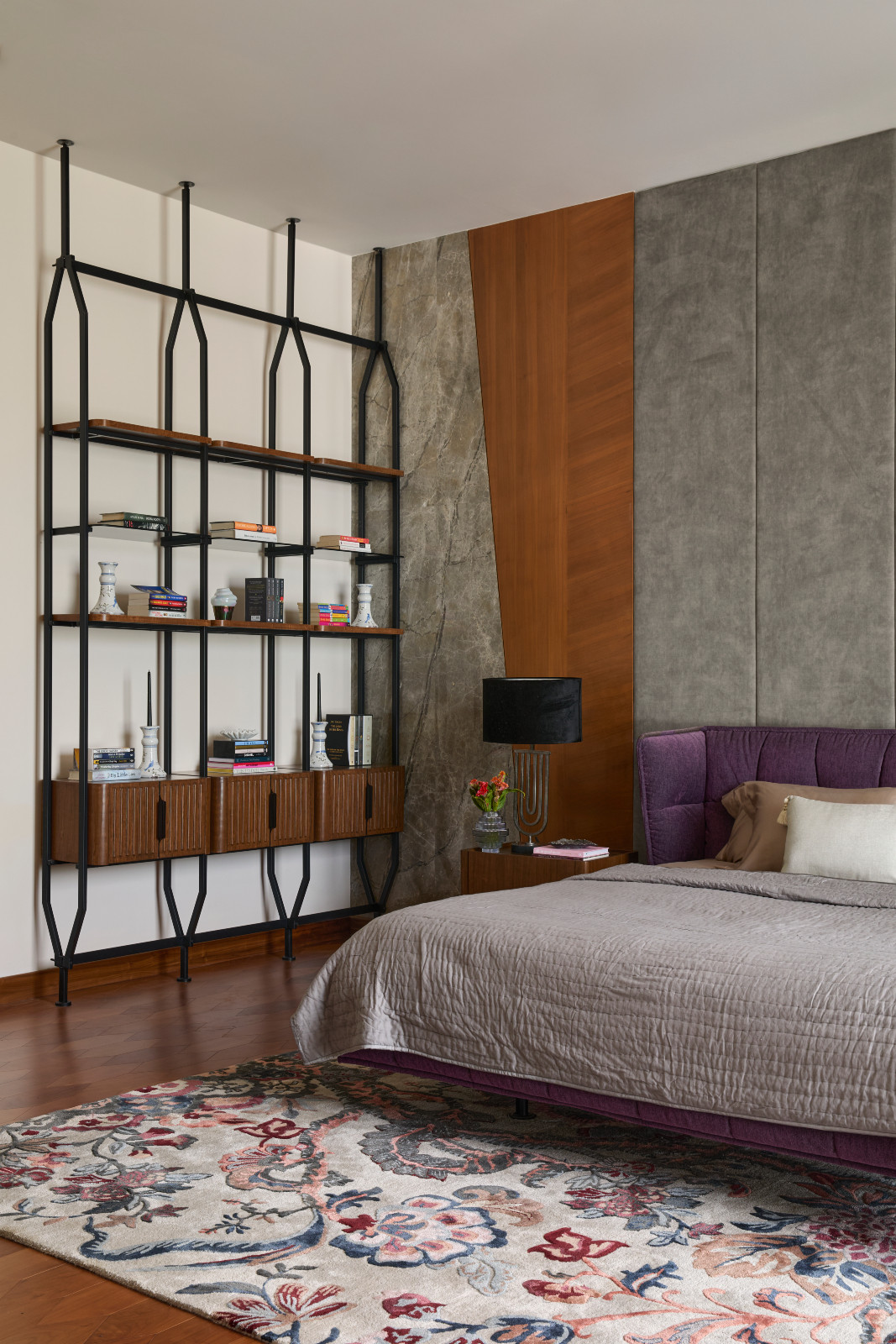 A bedroom in the Tirupur, India home designed by Chestnut Storeys
