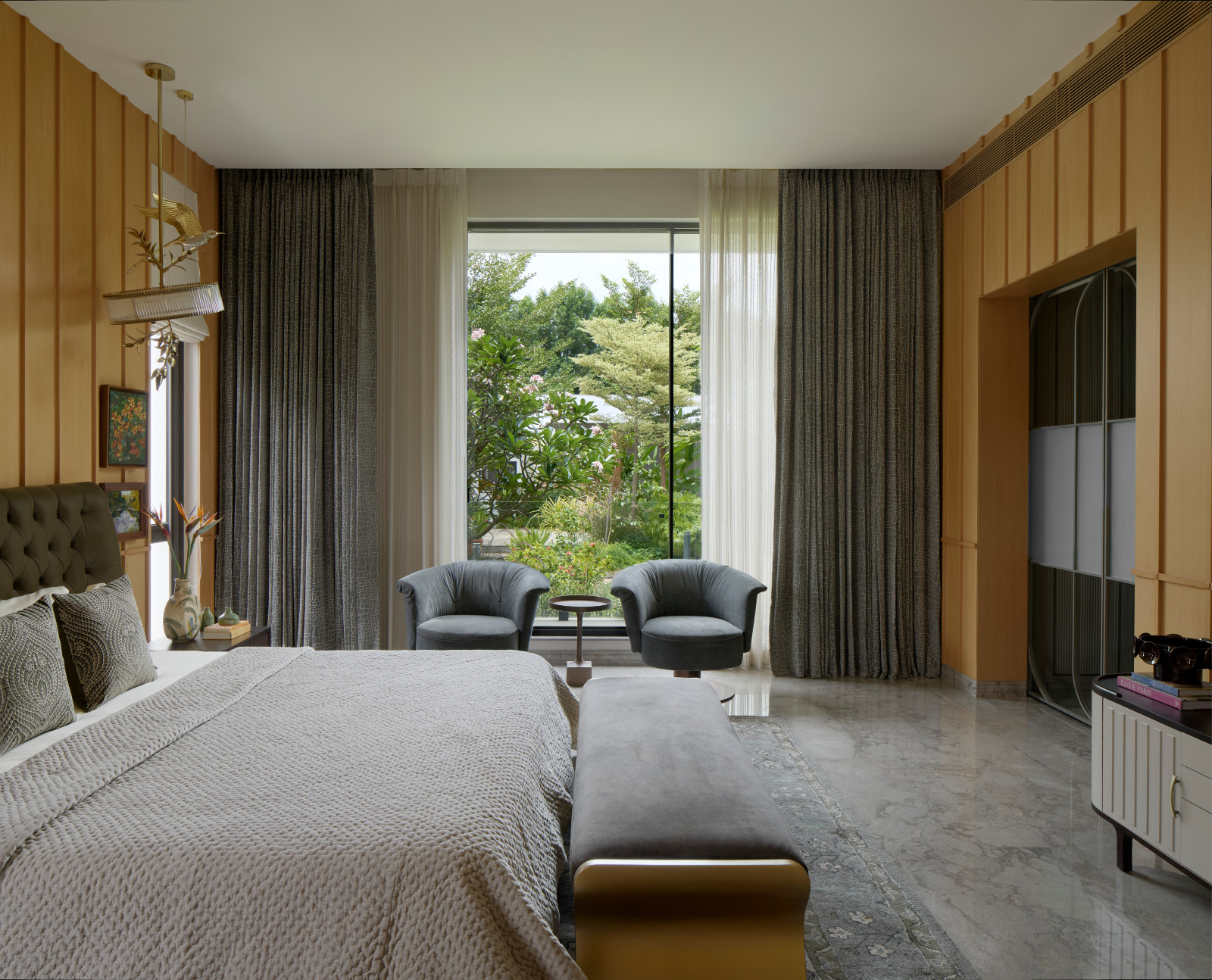 A bedroom in the Tirupur, India home designed by Chestnut Storeys