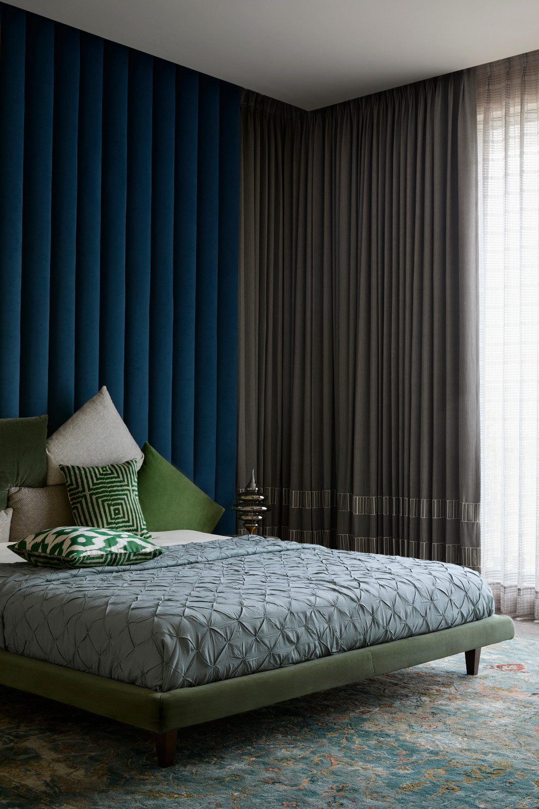 A bedroom in the Tirupur, India home designed by Chestnut Storeys
