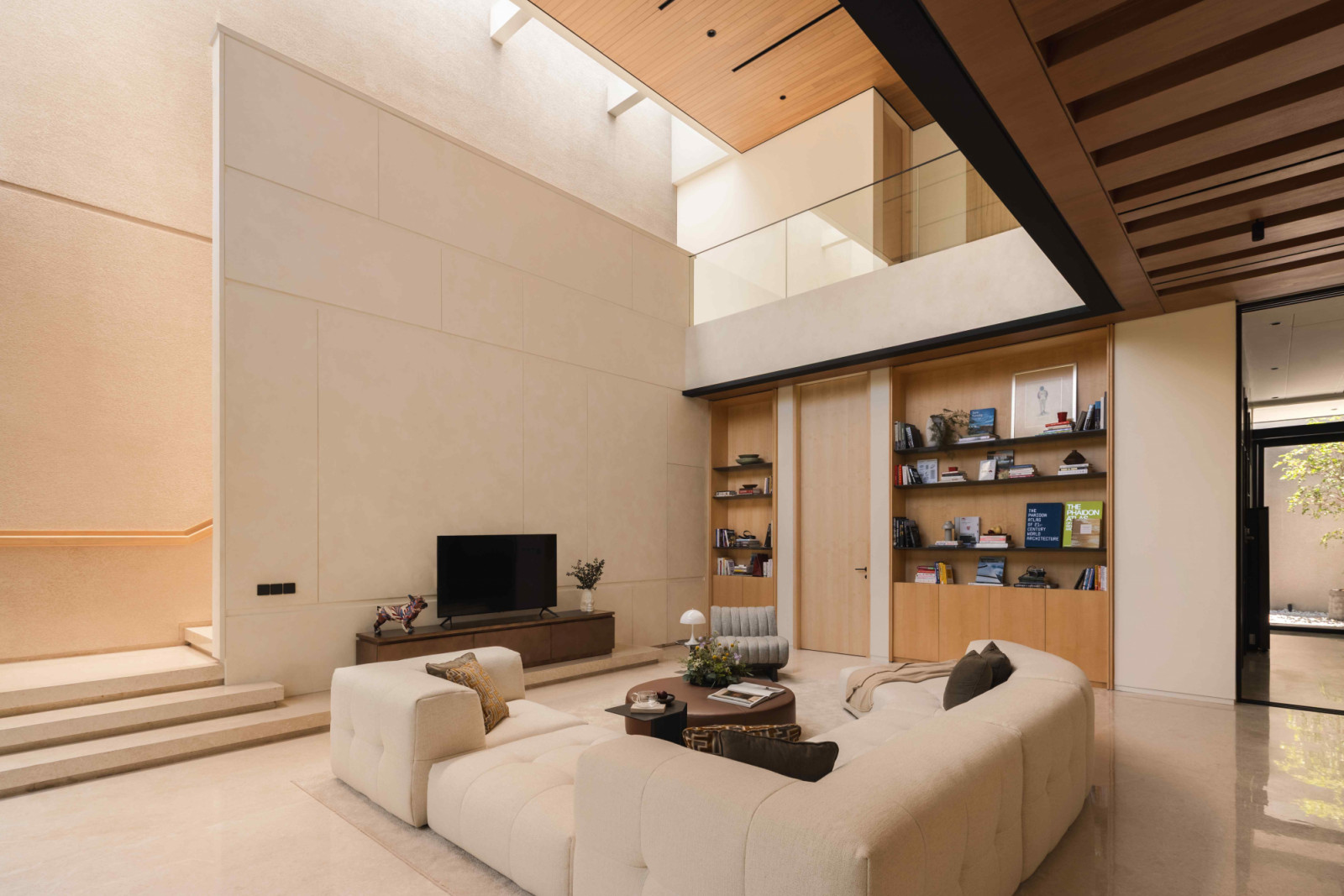 Cream-coloured marble walls and beige textured paint lend an air of lightness and warmth