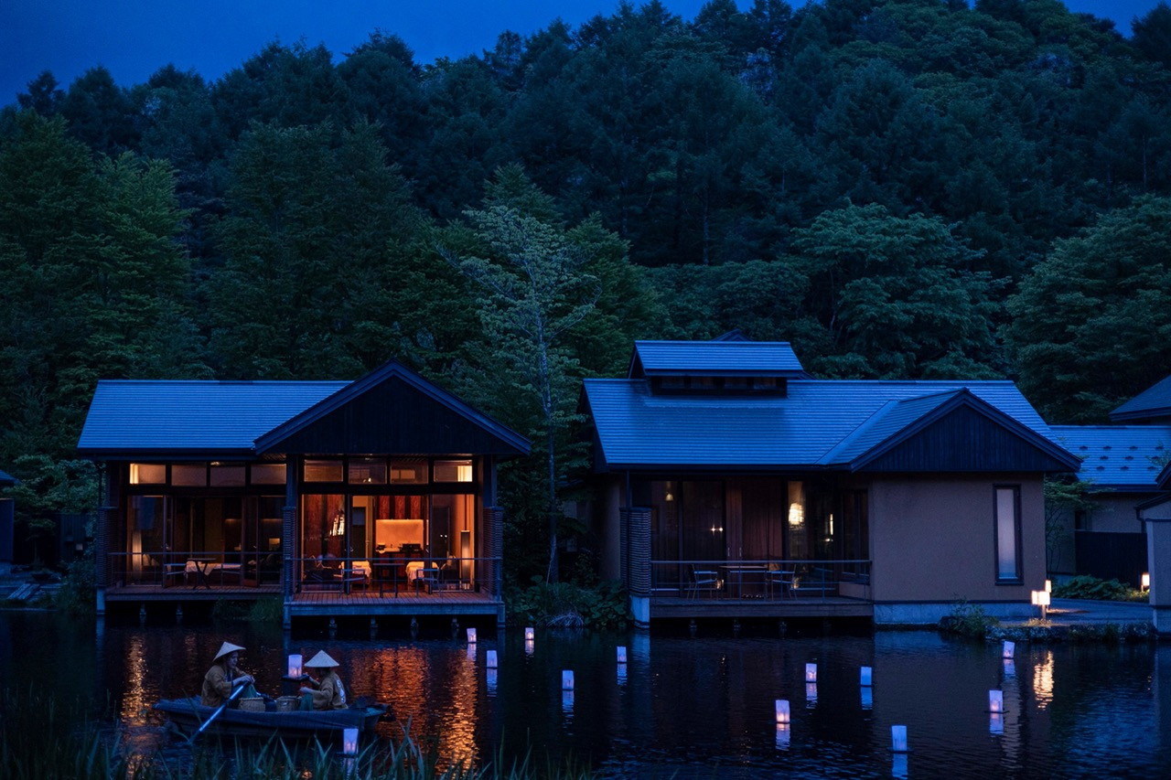 Pavilions open to the valley through terraces, a reference to traditional Karuizawa residential architecture that uses these spaces as thermal and visual buffers