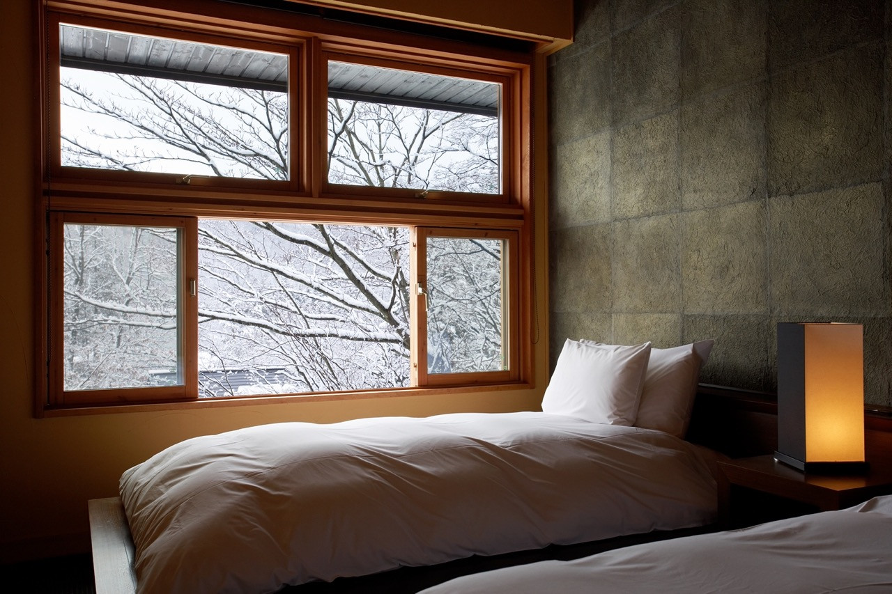 The 77 pavilions divide into three room types (Mizunami, Yamaroji, and Niwaroji), with rooms separating sleeping from sitting through level changes rather than walls