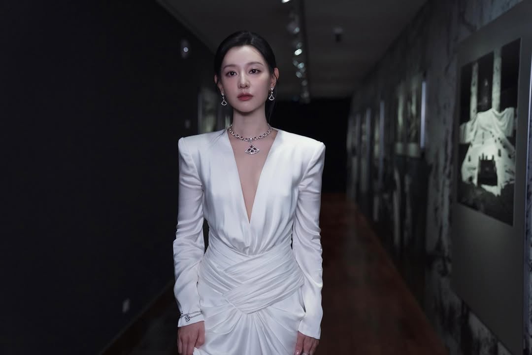 dorama-doctor-x-age-of-the-white-mafia-mulher-de-vestido-branco-elegante-em-corredor-escuro