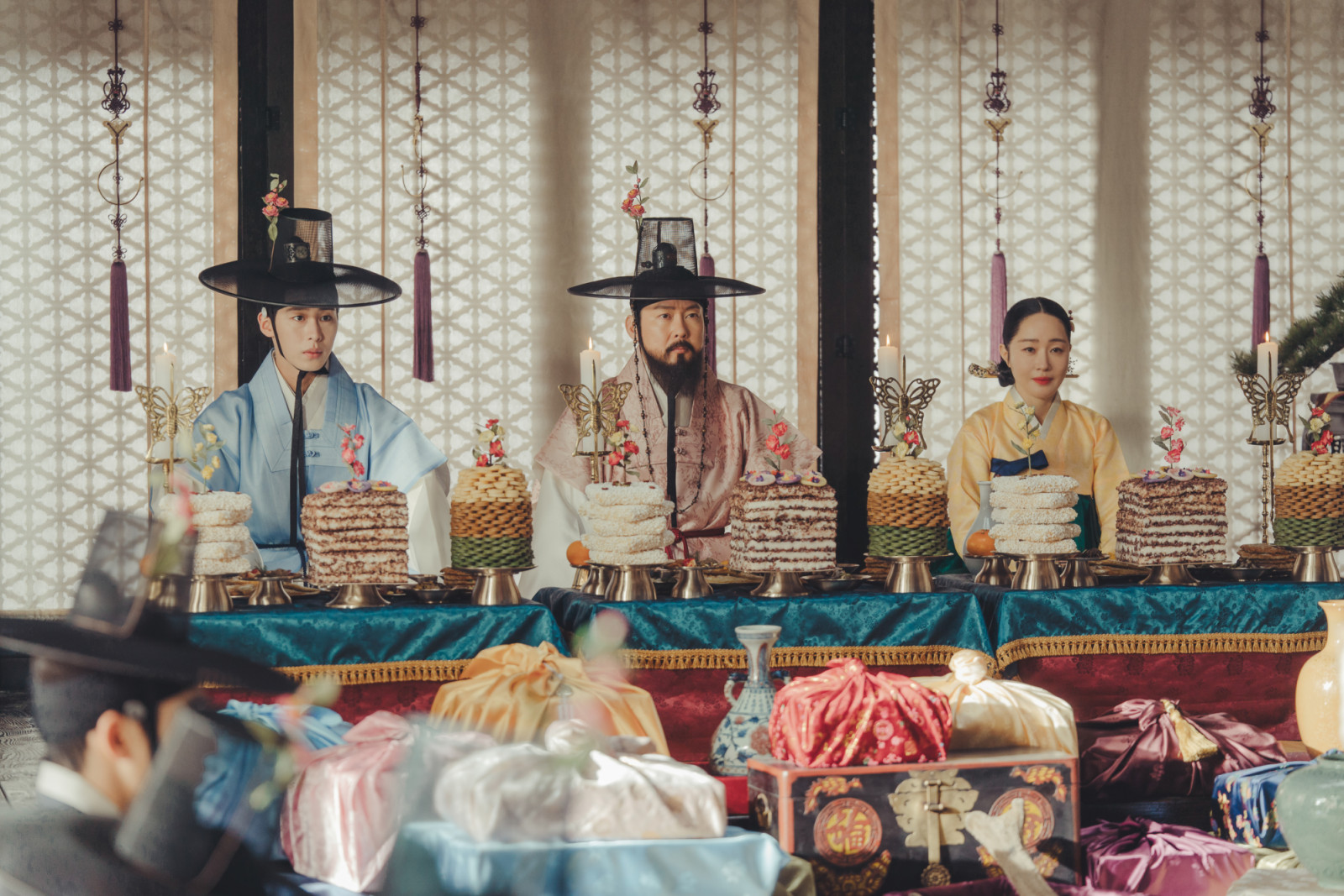 Rich fabrics, layered hanbok and meticulously styled hair create a luxurious, brooding historical aesthetic (Photo: Eunjung Kim/Netflix © 2025)