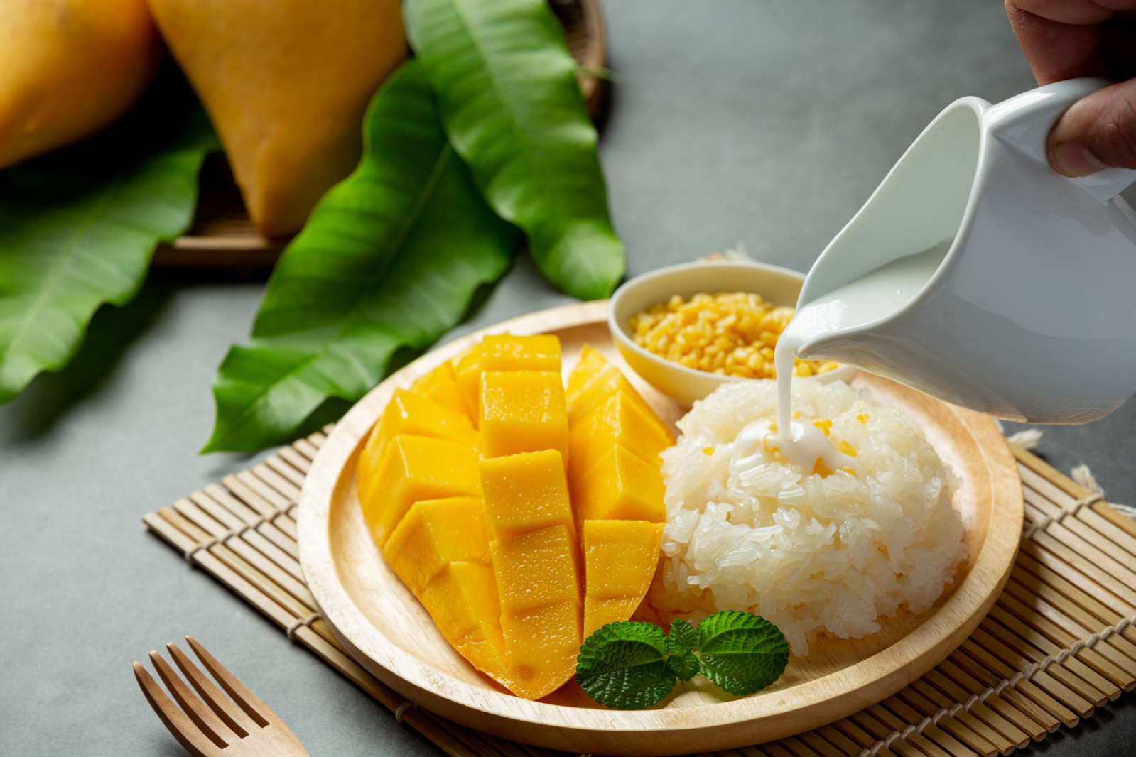 Glutinous or regular rice provides chewy texture and a neutral base for sweet-savory layers (Photo: Jcomp/Freepik)