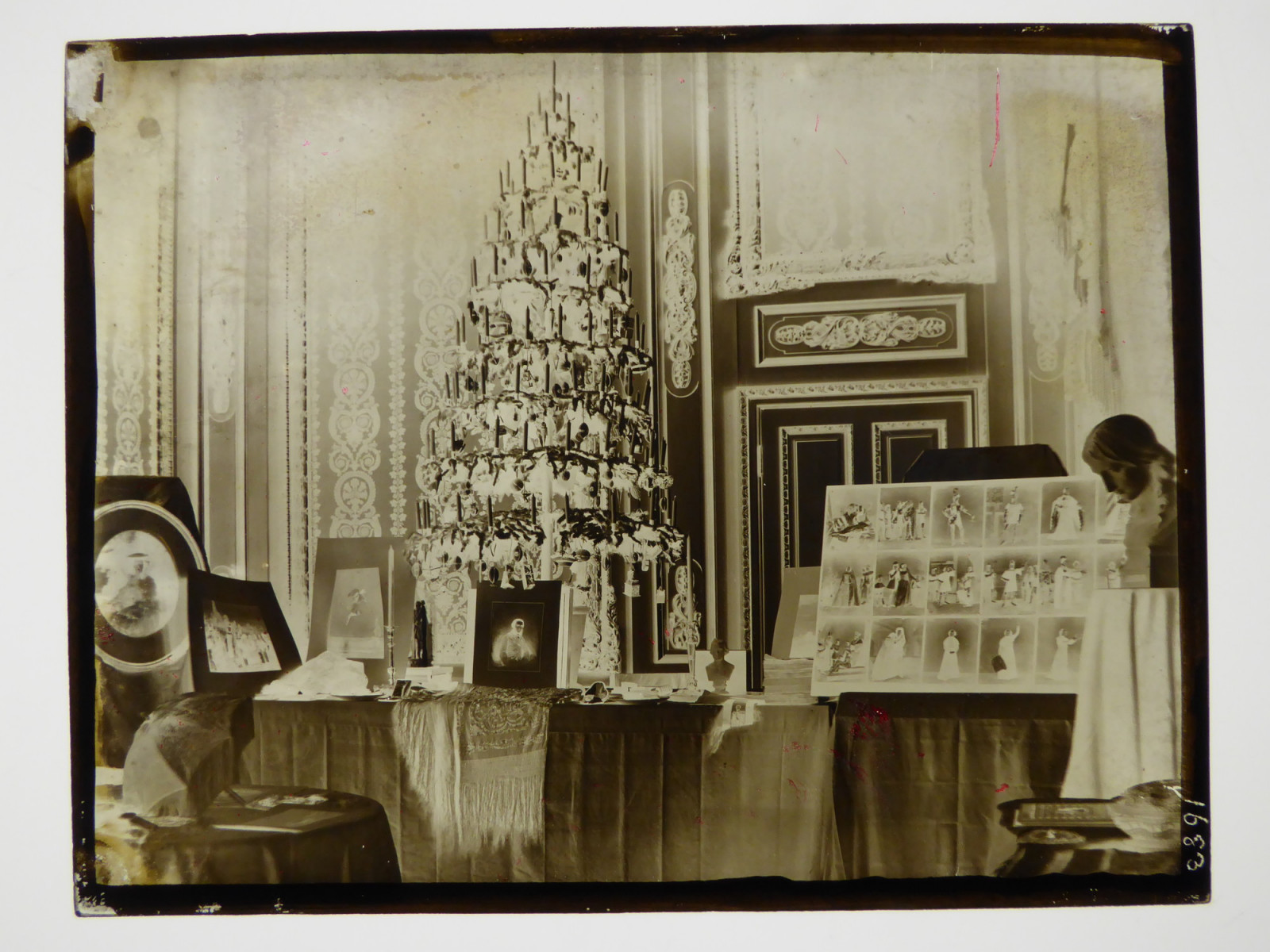 Christmas Tree 1857 (Photo: Royal Collection Trust)