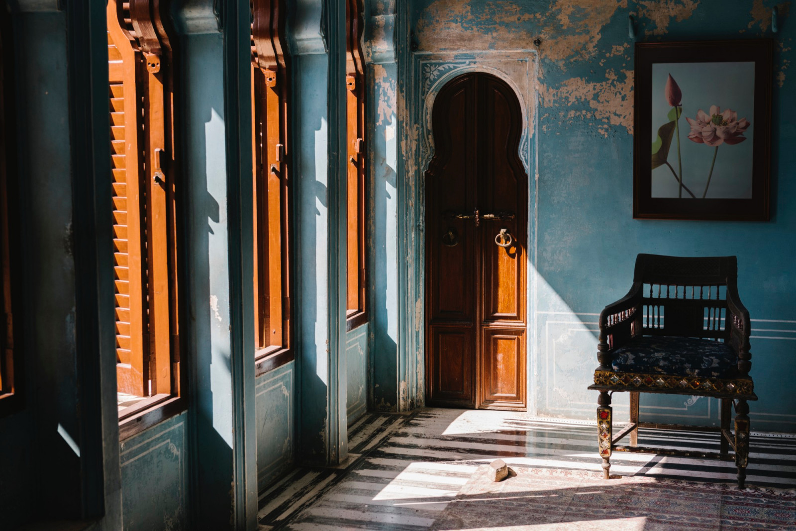Step inside nine hotels where intrigue, secrets and murder shape each story, showing how crime fiction thrives in confined and unpredictable spaces (Photo: Rawpixel.com/Freepik)