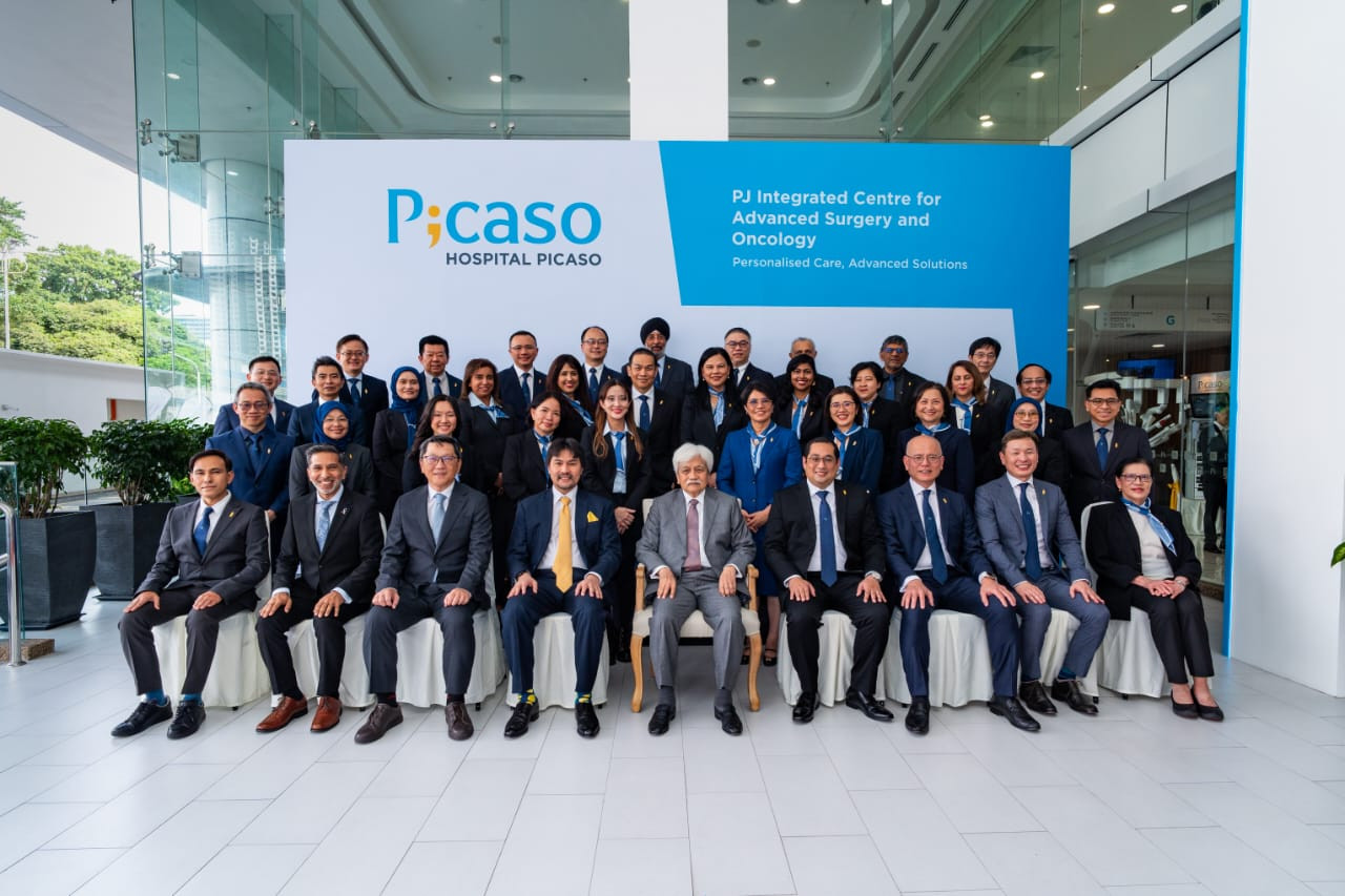 His Royal Highness, Duli Yang Maha Mulia Yang di-Pertuan Besar Negeri Sembilan Darul Khusus, Tuanku Muhriz Ibni Almarhum Tuanku Munawir (centre), graced the occasion, accompanied by Yang Amat Mulia Tunku Besar Seri Menanti and Chairman of Hospital Picaso, Tunku Ali Redhauddin Ibni Tuanku Muhriz, Yang Berbahagia Dato’ Dr Luqman Mazlan, and Yang Berbahagia Dato’ Dr Loh Chit Sin, together with the leadership team of Hospital Picaso