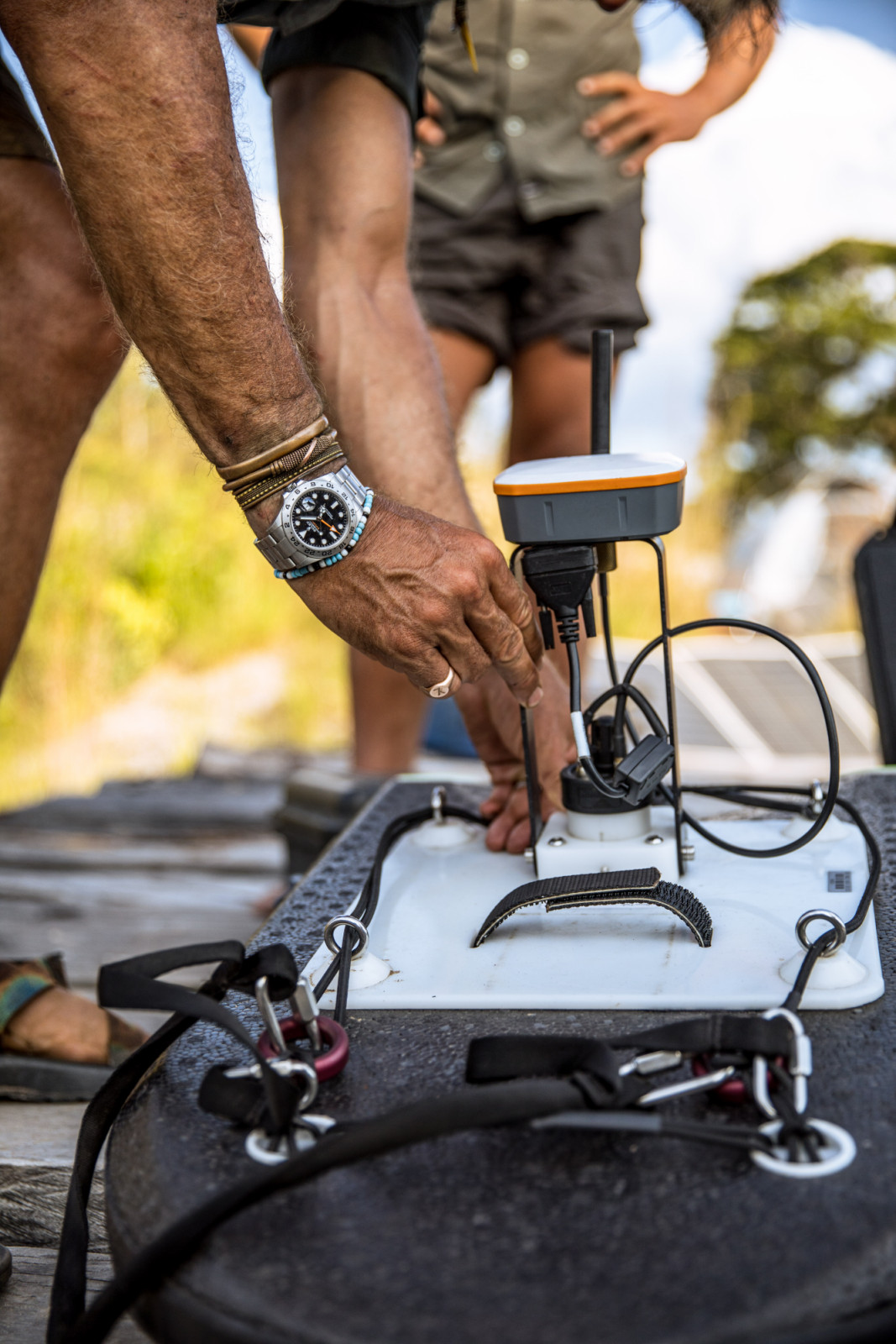 National Geographic Explorer Steve Boyes melakukan penyetelan terakhir pada acoustic doppler current profiler, sebuah alat yang memungkinkan tim ekspedisi Great Spine of Africa mengukur kecepatan dan arah aliran air yang melewati satu titik tertentu di sungai.