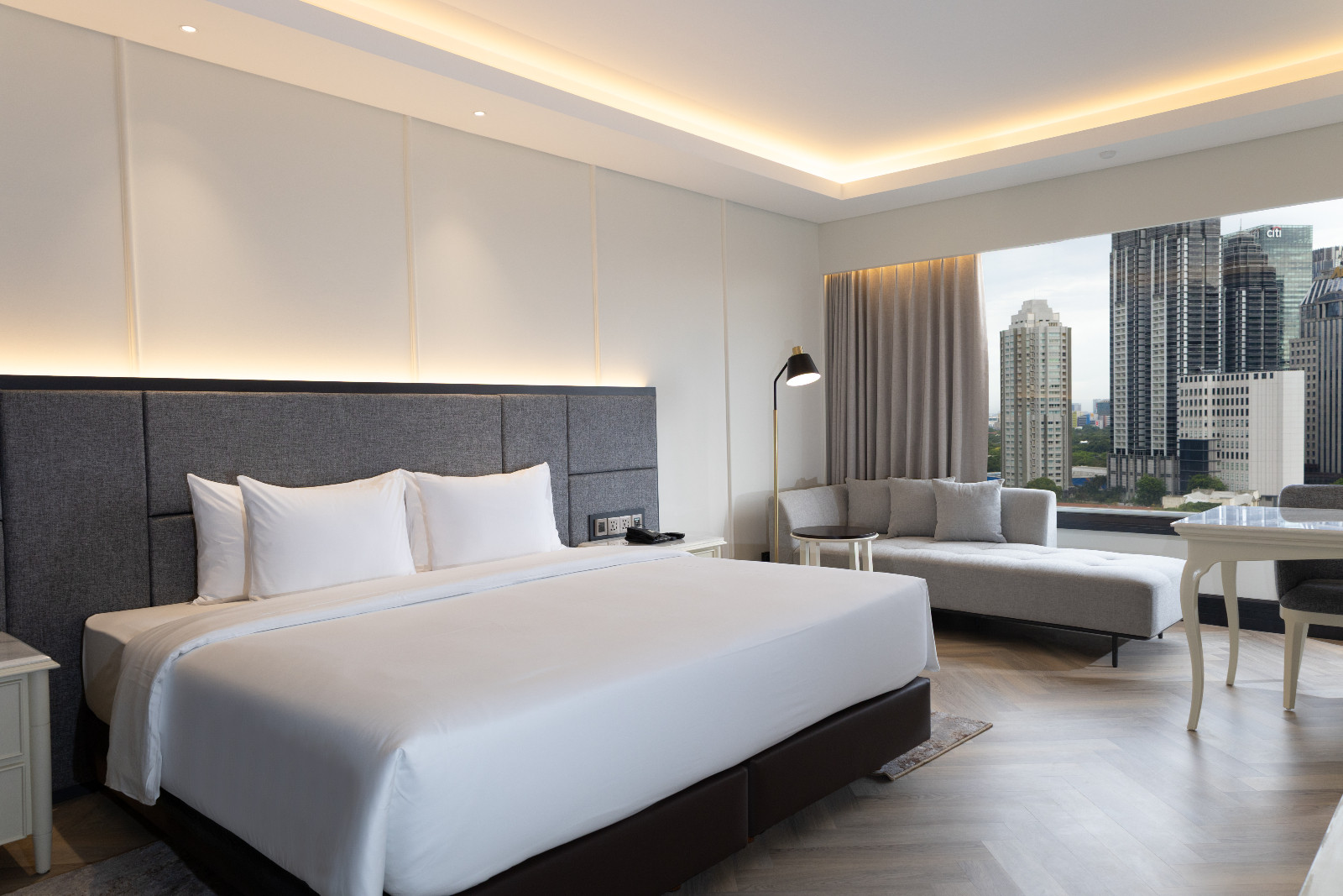 Mangkuluhur ARTOTEL Suites menawarkan hotel berlokasi strategis yang nyaman untuk liburan atau perjalanan bisnis Anda di Jakarta