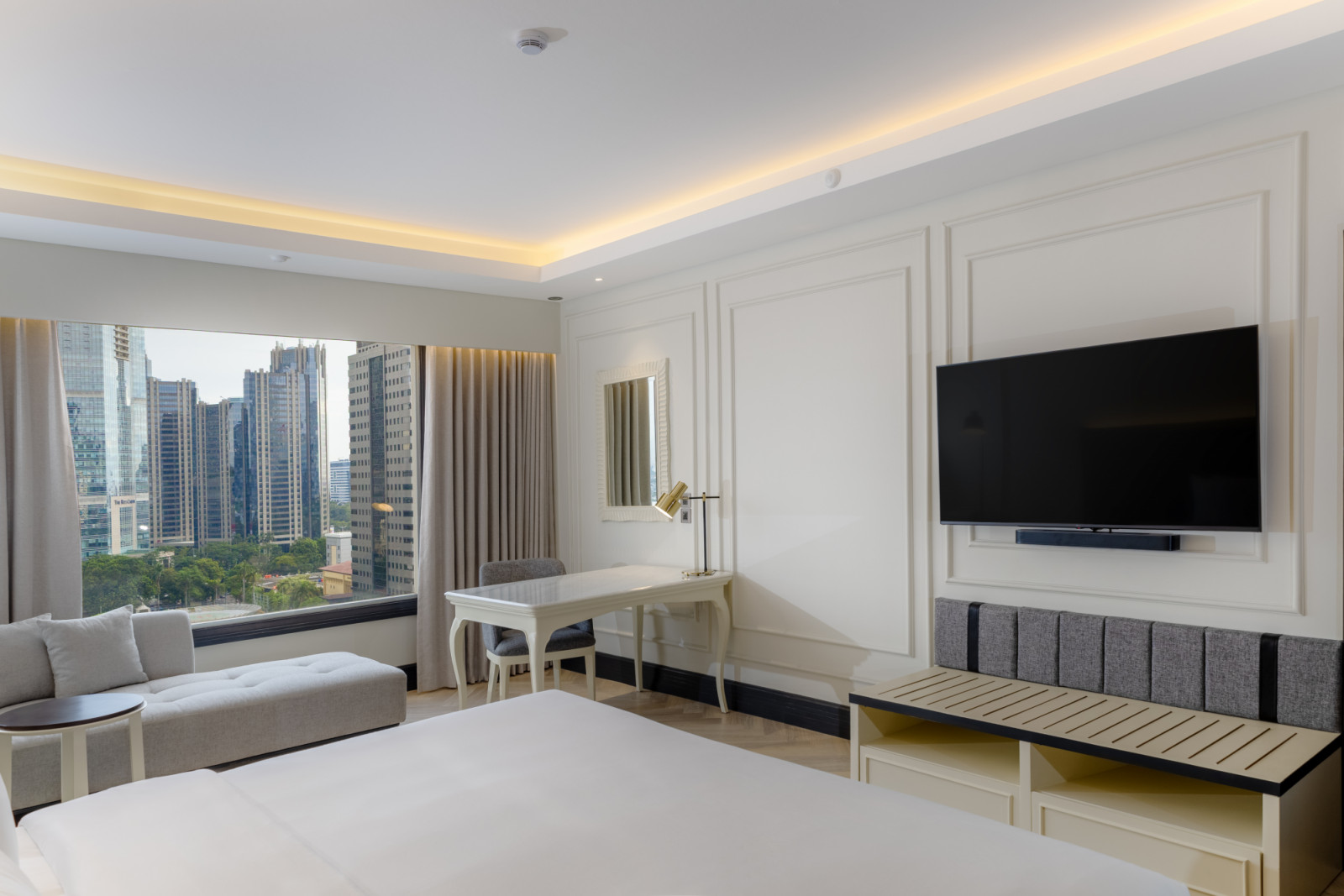 Kamar Atelier didesain dengan warna abu-abu dan putih yang menenangkan dan desain yang fungsional