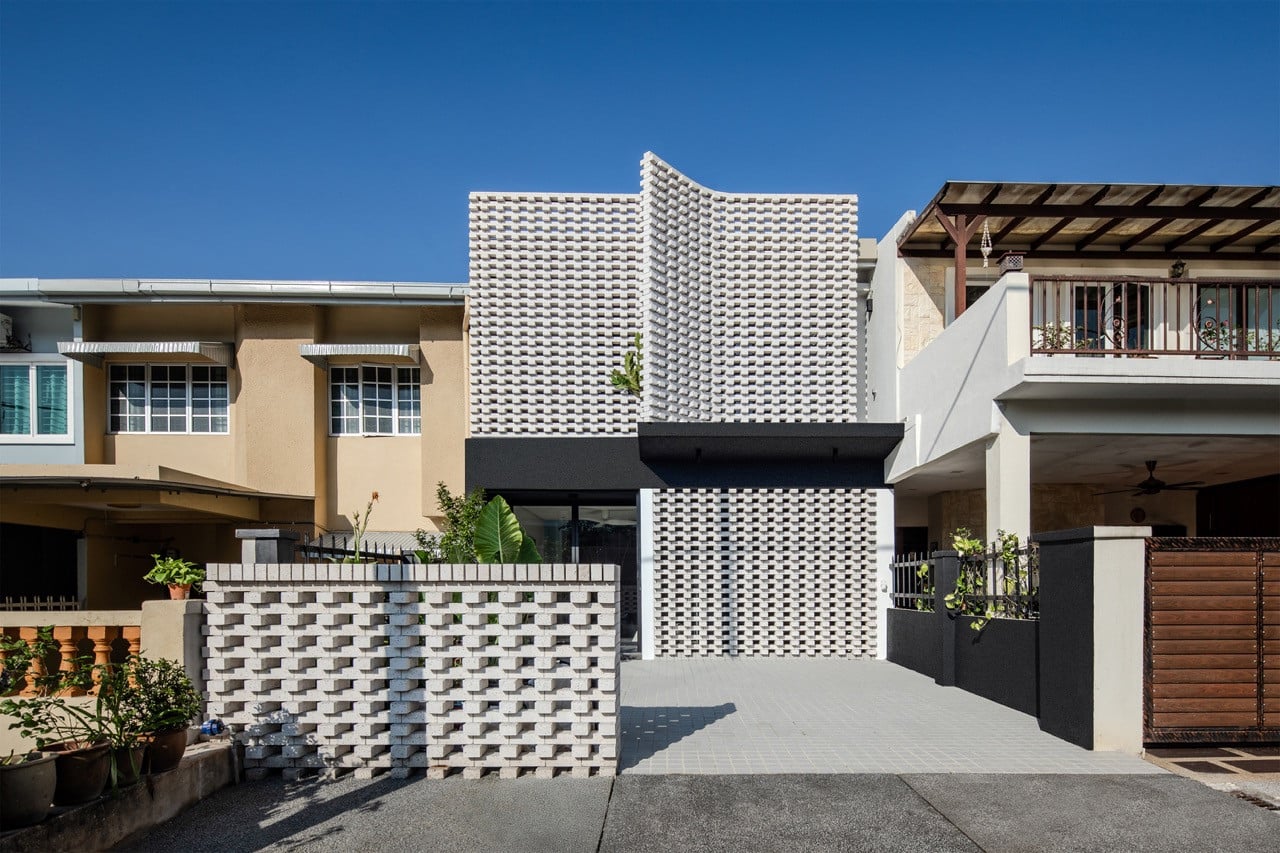 Teresformasi maintains its original 2,000-square-foot footprint, demonstrating spatial reprogramming rather than outward expansion in the intermediate terrace house typology