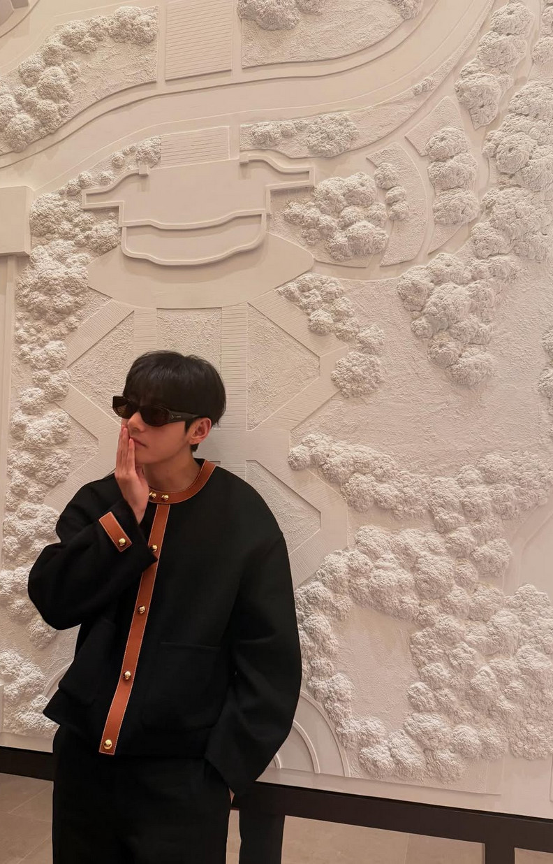 V works a severe black look in a cardigan jacket and dark glasses (Photo: @thv / Instagram)