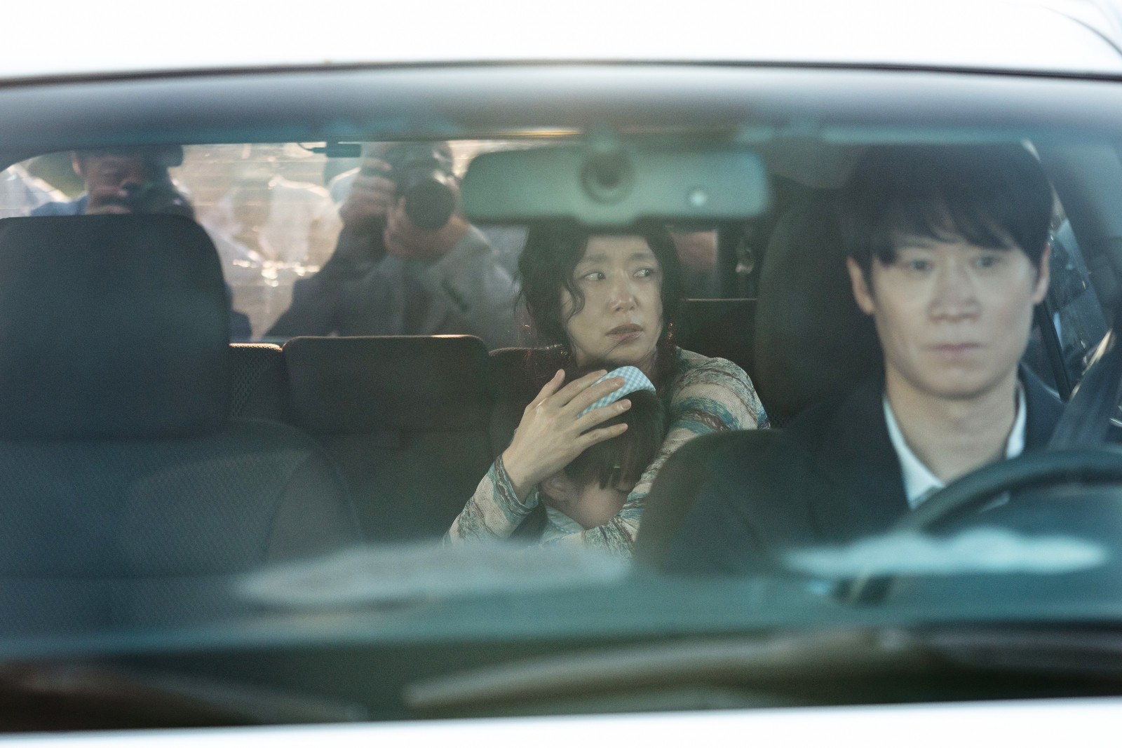 The Price of Confession (L to R) Jeon Do-yeon as An Yun-su, Jin Sun-kyu as Jang Jeong-gu in The Price of Confession(Photo:《認罪之罪》劇照由由Netflix提供)
