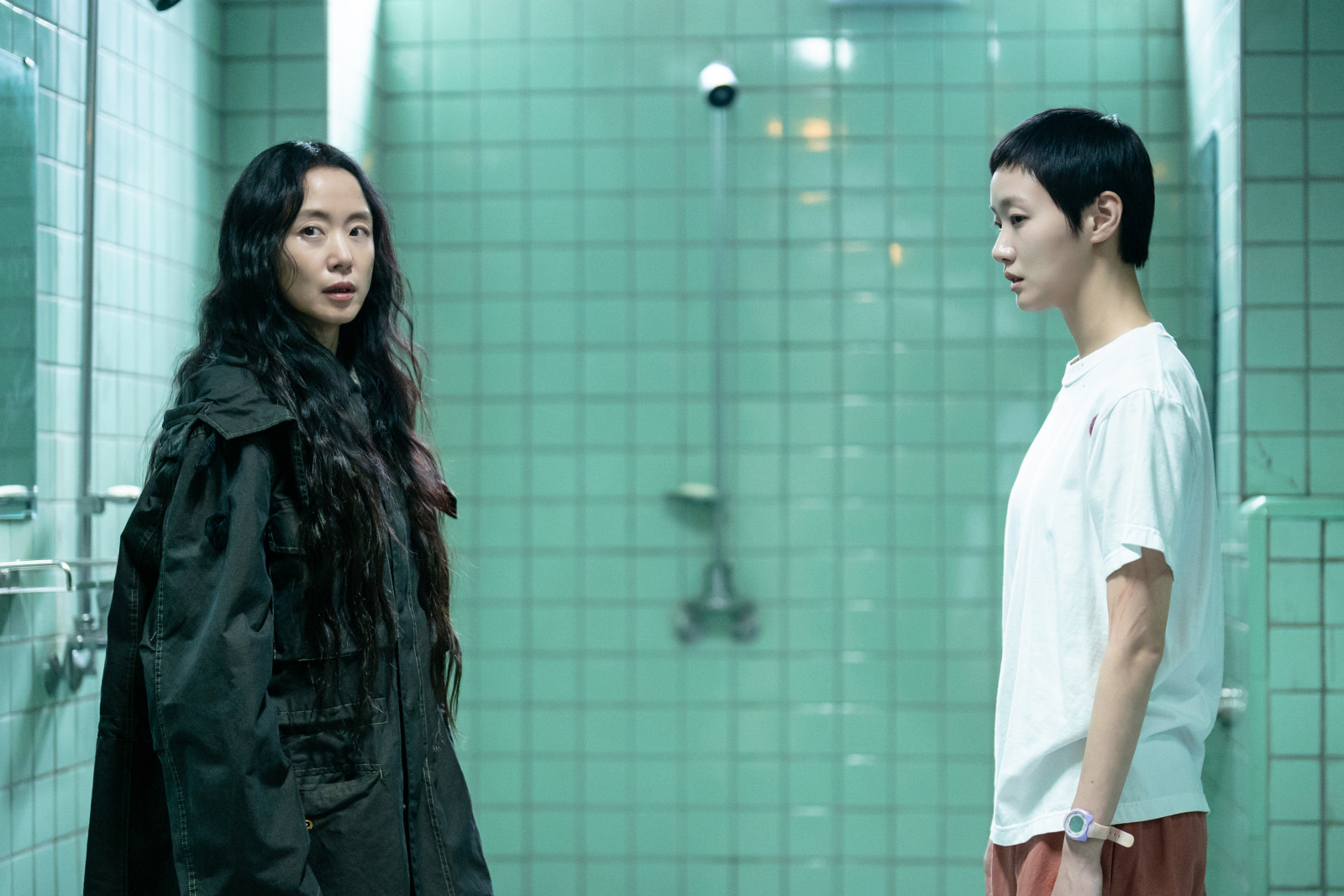 The Price of Confession (L to R) Jeon Do-yeon as An Yun-su, Kim Go-eun as Mo Eun in The Price of Confession(Photo:《認罪之罪》劇照由由Netflix提供)