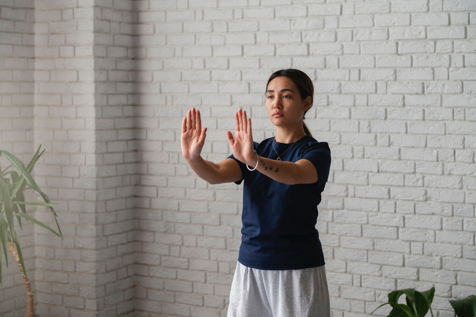 Gentle yoga, tai chi, or mindful walks help improve circulation, ease muscle tension, and restore balance (Photo: Freepik)