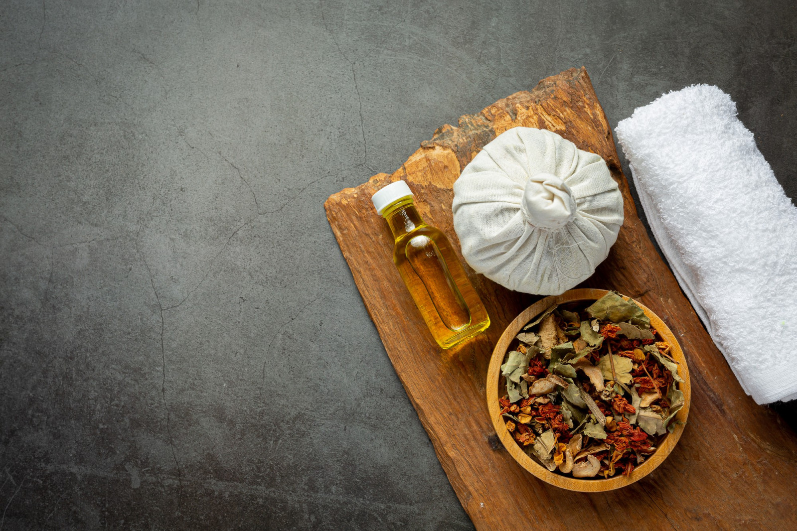 Soak in warm, fragrant water infused with seasonal or local herbs to release tension and reconnect with the senses (Photo: Jcomp/Freepik)