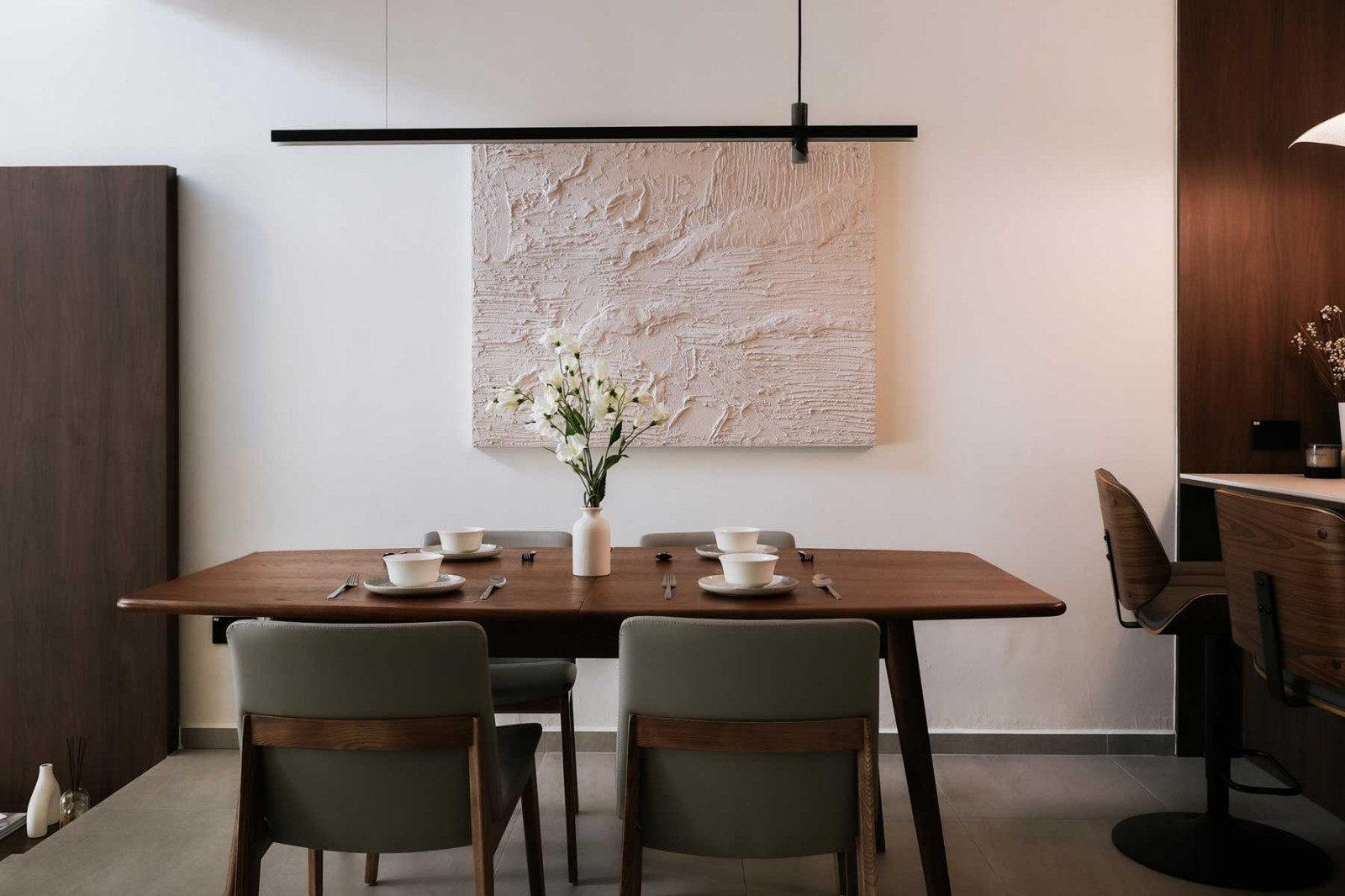 Materials such as EDL Katovik Noce give the home depth and richness, while low-formaldehyde plywood ensures a safe environment