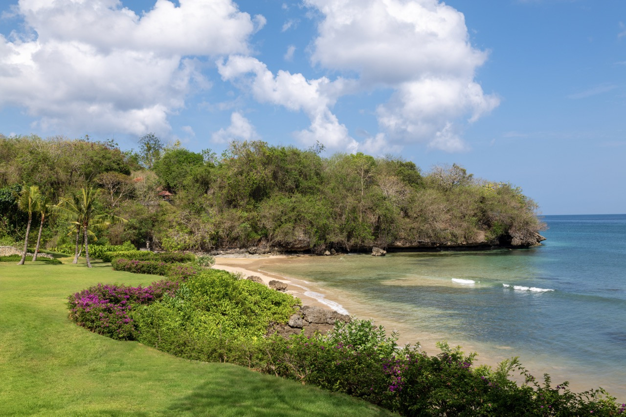 Raffles Bali’s secluded beachfront sits on the same dramatic headland as the residences
