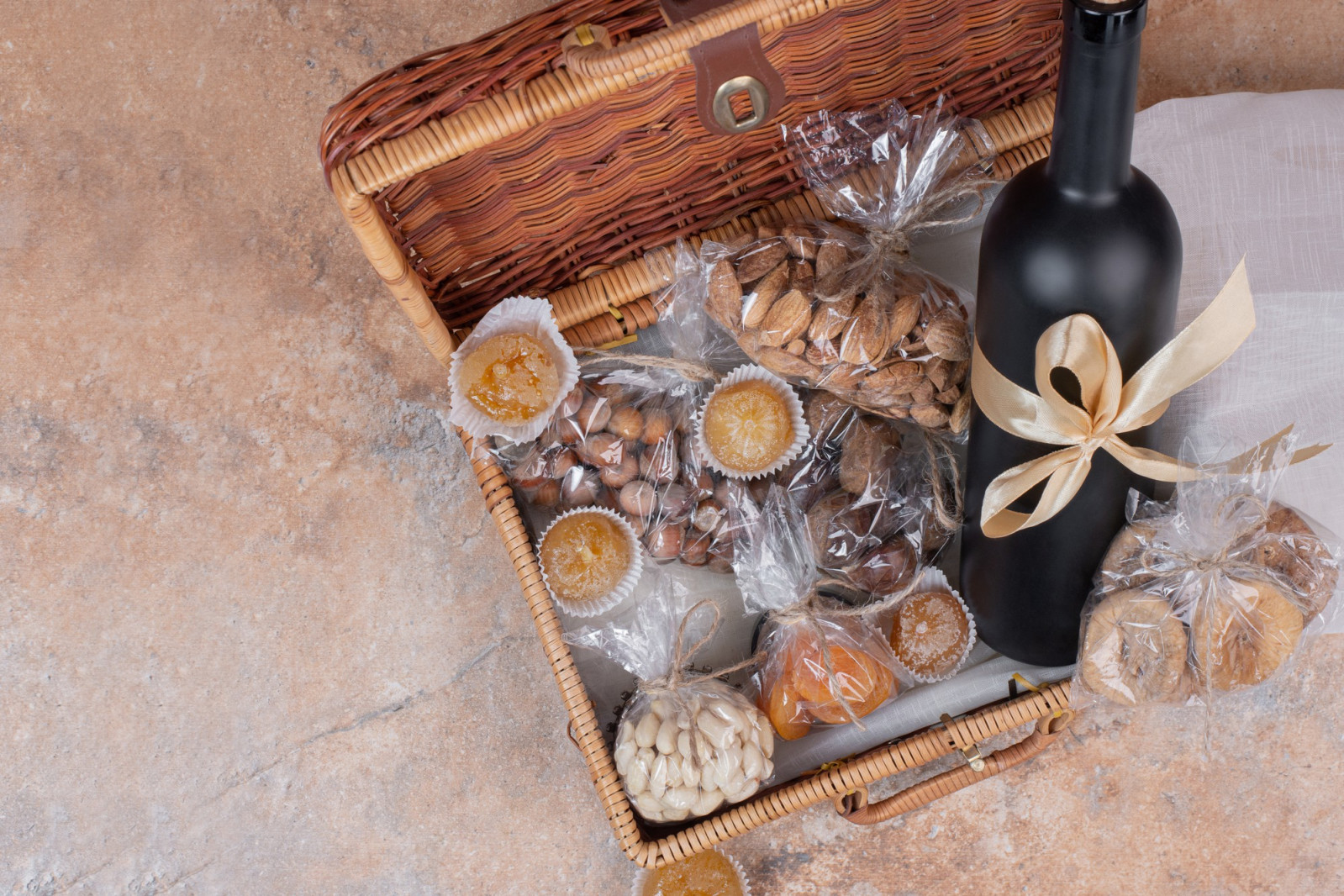 Choose items the recipient can use or store easily, avoiding overly complicated or high-maintenance gifts (Photo: Azerbaijan_stockers/Freepik)