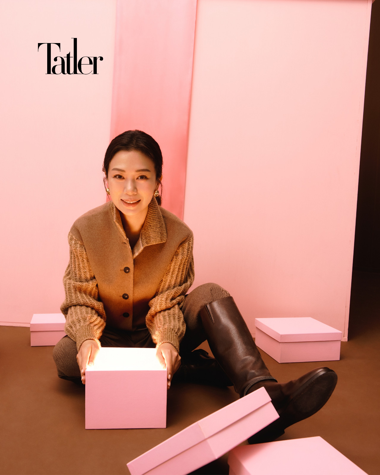 Summer身穿駝駝色針織外套、深棕寬褲 by Loro Piana; 深棕長靴 by Brunello Cucinelli。Photo: Chuan Chou