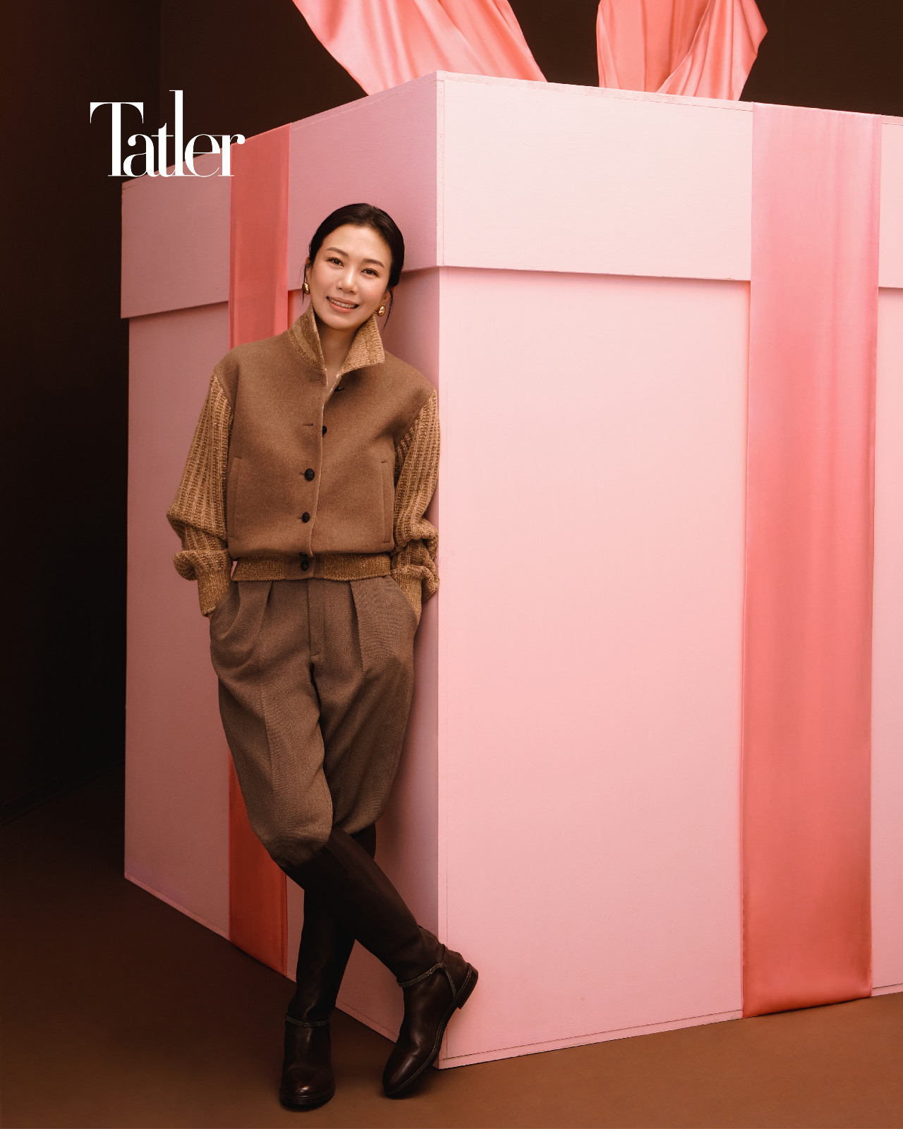 Summer身穿駝駝色針織外套、深棕寬褲 by Loro Piana; 深棕長靴 by Brunello Cucinelli。Photo: Chuan Chou