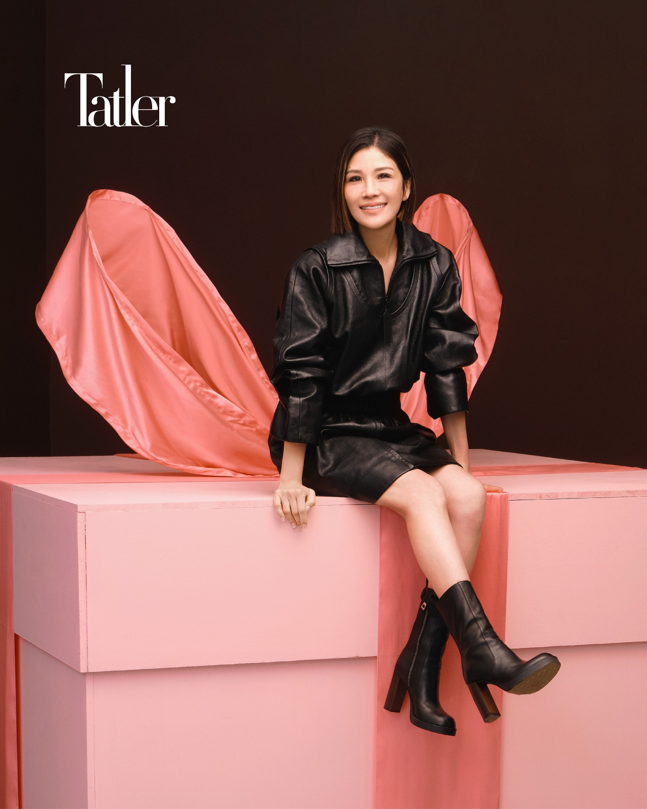 蔣雅淇Vivian身穿連身皮革短洋裝 by Louis Vuitton; 高跟皮靴 by Tod’s。Photo : Chuan Chou
