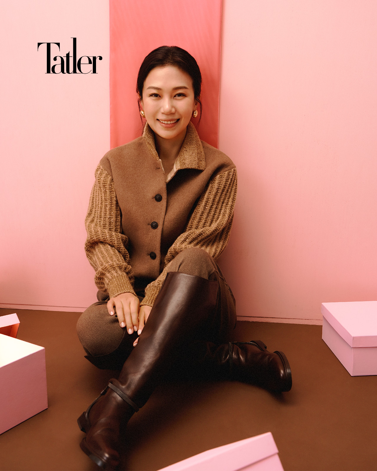 Summer身穿駝駝色針織外套、深棕寬褲 by Loro Piana; 深棕長靴 by Brunello Cucinelli。Photo: Chuan Chou