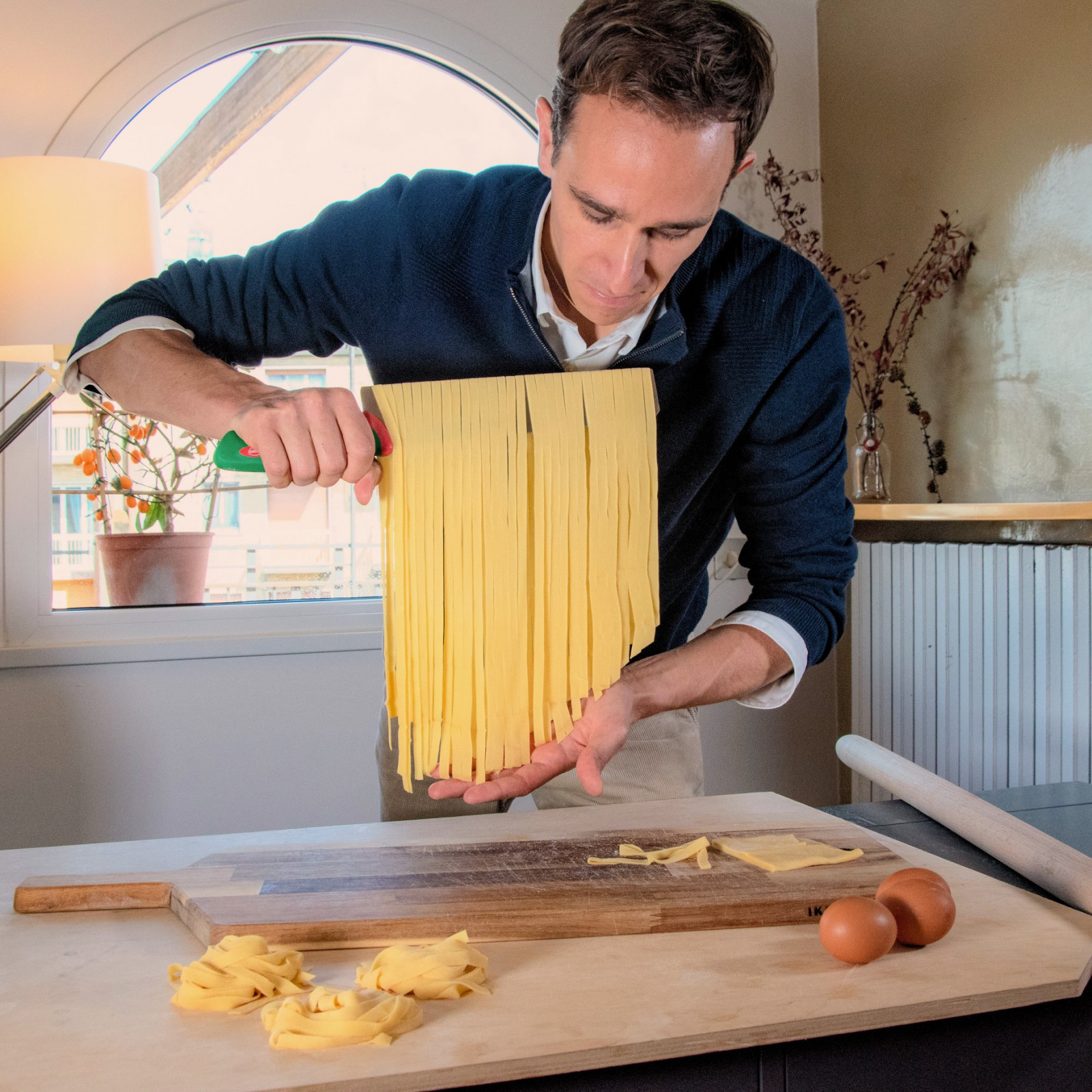 Experience the rhythm of Italian kitchens with a cooking class in a real Milanese home. (Photo: Pasta Pietro)
