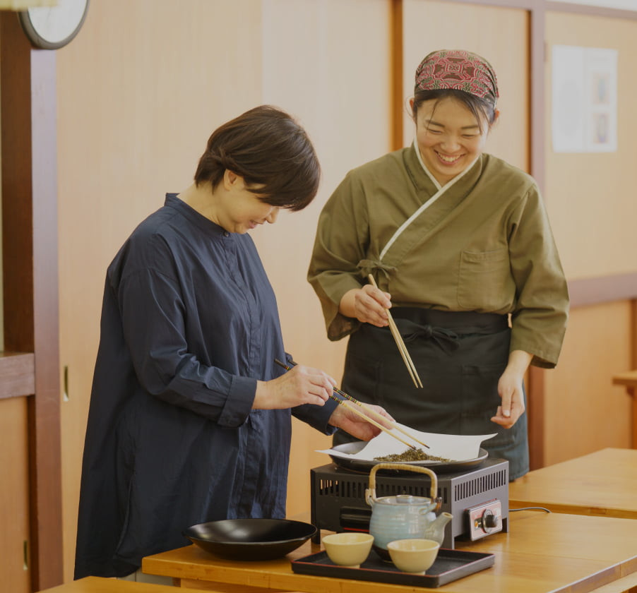 Discover the precision behind Japan’s most celebrated tea traditions with a cooking class in Uji. (Photo: Fukujuen Uji Tea Workshop)