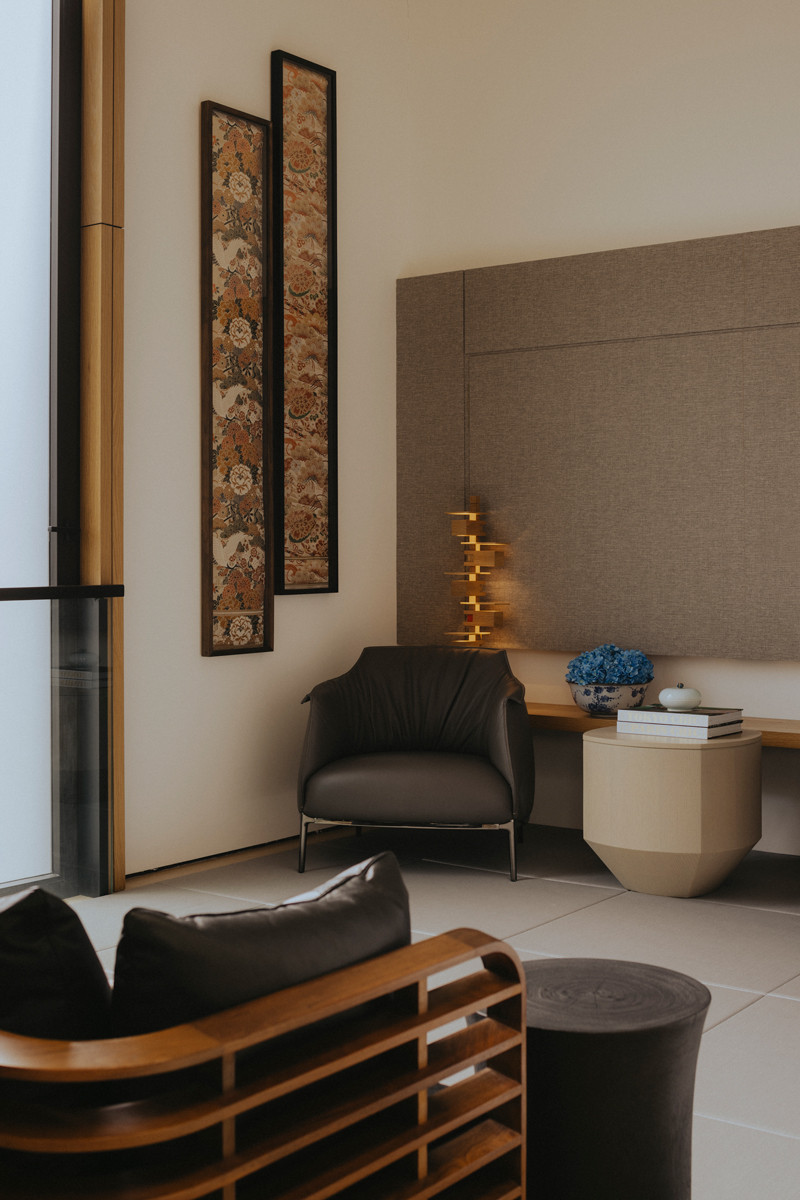 A thoughtfully composed corner featuring Poltrona Frau’s cosy Archibald armchair, the sculptural Yamagiwa Taliesin 4 table lamp designed by starchitect Frank Lloyd Wright and the Sky side table from HC28;