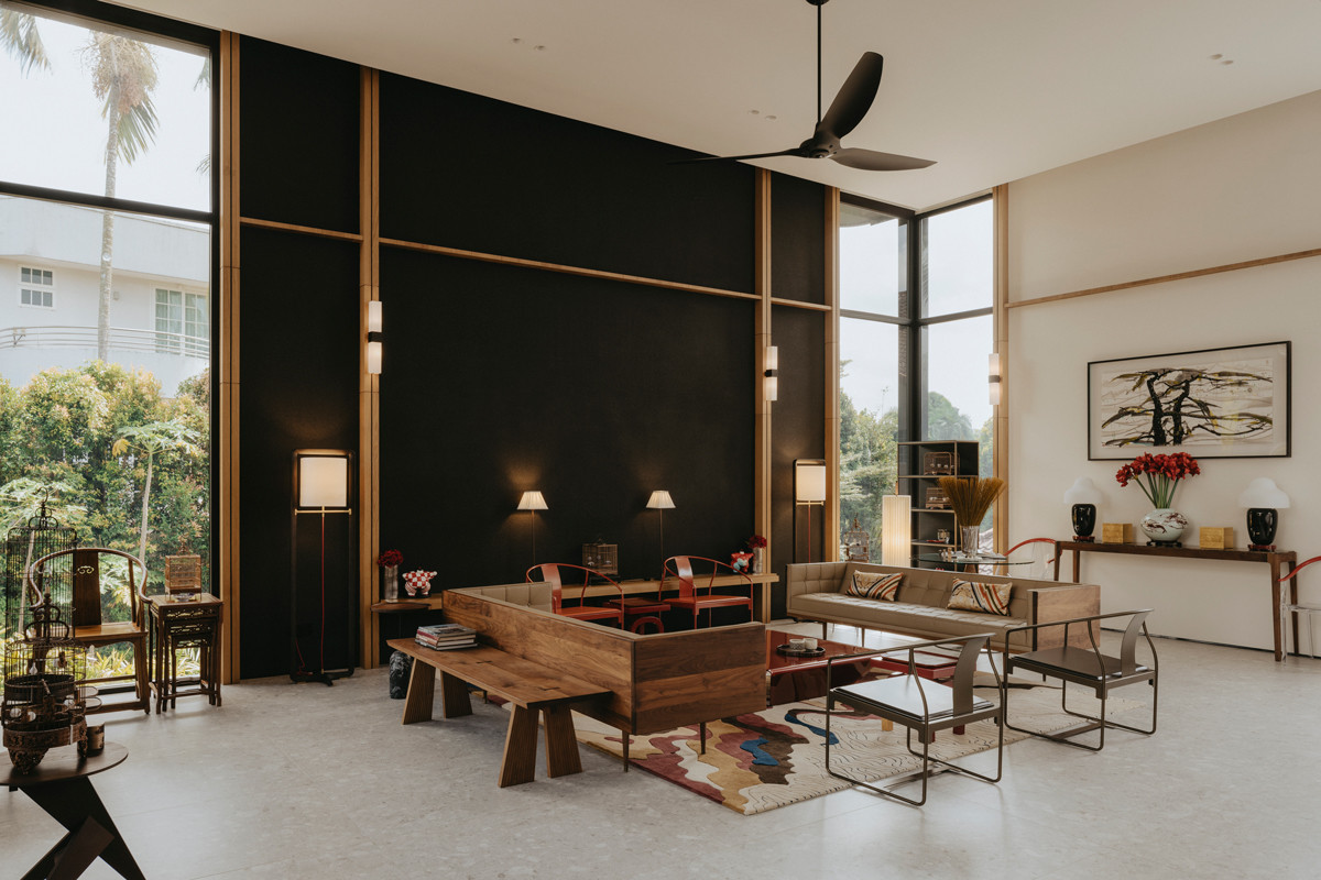 The Bukit Timah Good Class Bingalow’s living room features a harmonious ensemble of furniture that pays tribute to Chinese heritage