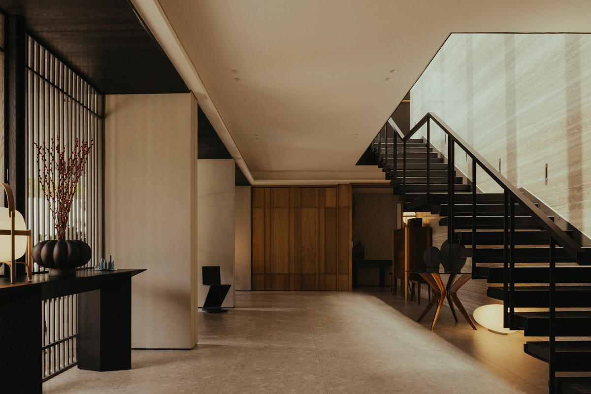 One enters the house into a spacious foyer dotted by the owners’ furniture collection