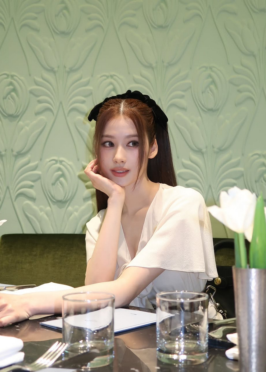 Sana masters the coquette aesthetic with her oversized black velvet ribbon (Photo: m.by__sana / Instagram)