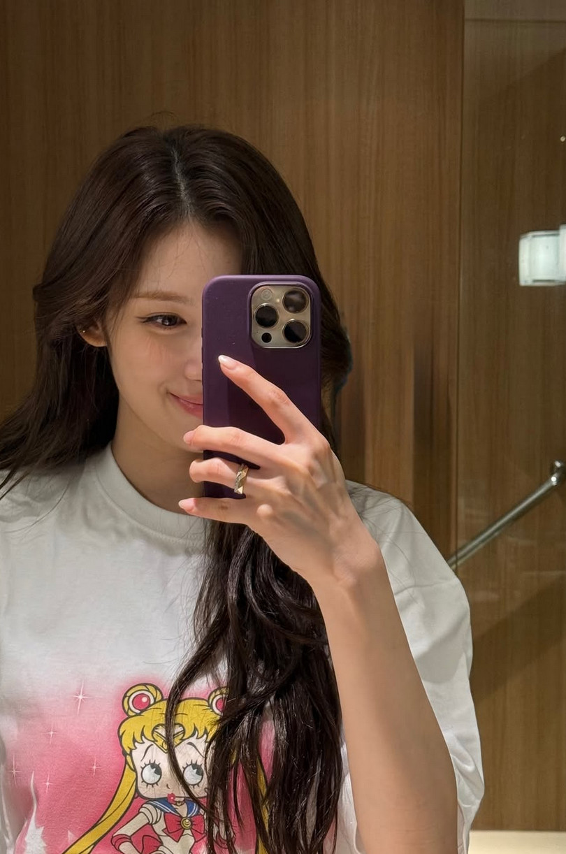 Sana proves she’s a relatable fangirl in her oversized Sailor Moon graphic tee (Photo: m.by__sana / Instagram)