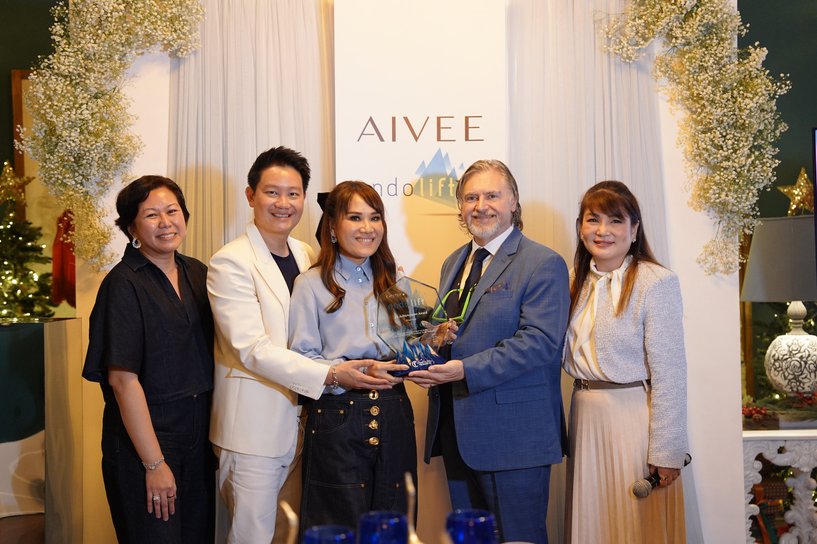 Dr Z Teo and Dr Aivee Teo honoured with The Aivee Clinic’s Endolift award (Photo: courtesy of The Aivee Clinic)