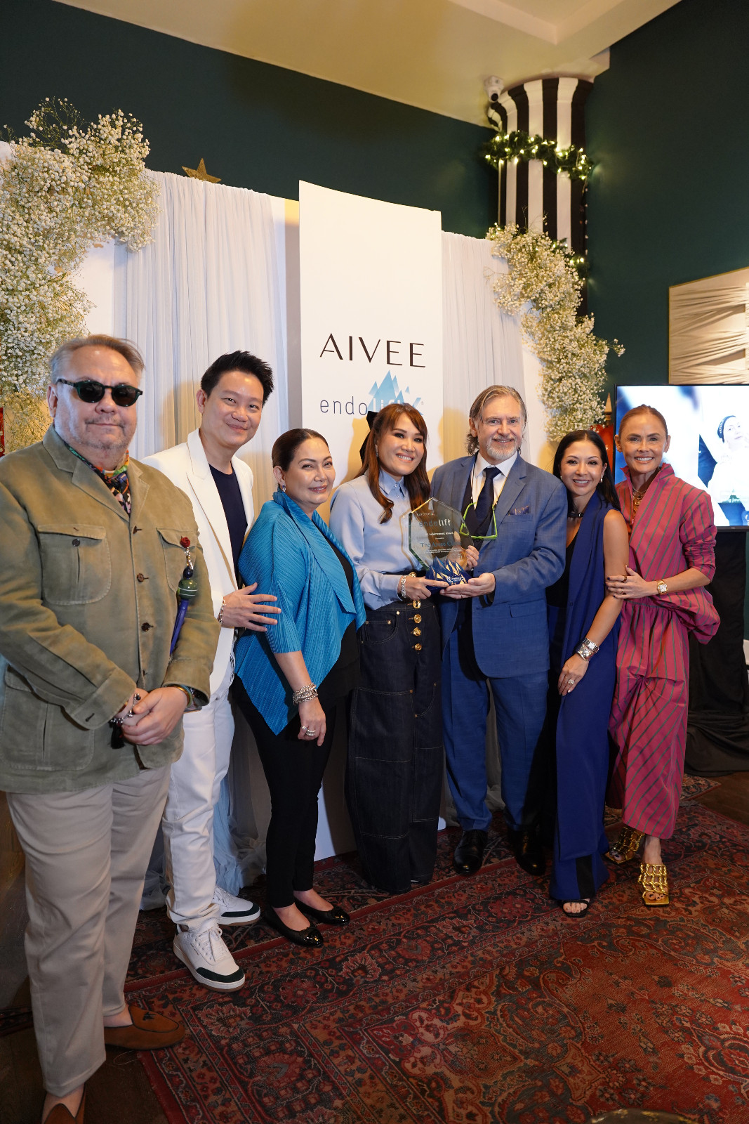 The Aivee Leaguers pose with Dr Z Teo, Dr Aivee Teo, and Dr Roberto Ruffa (Photo: courtesy of The Aivee Clinic)