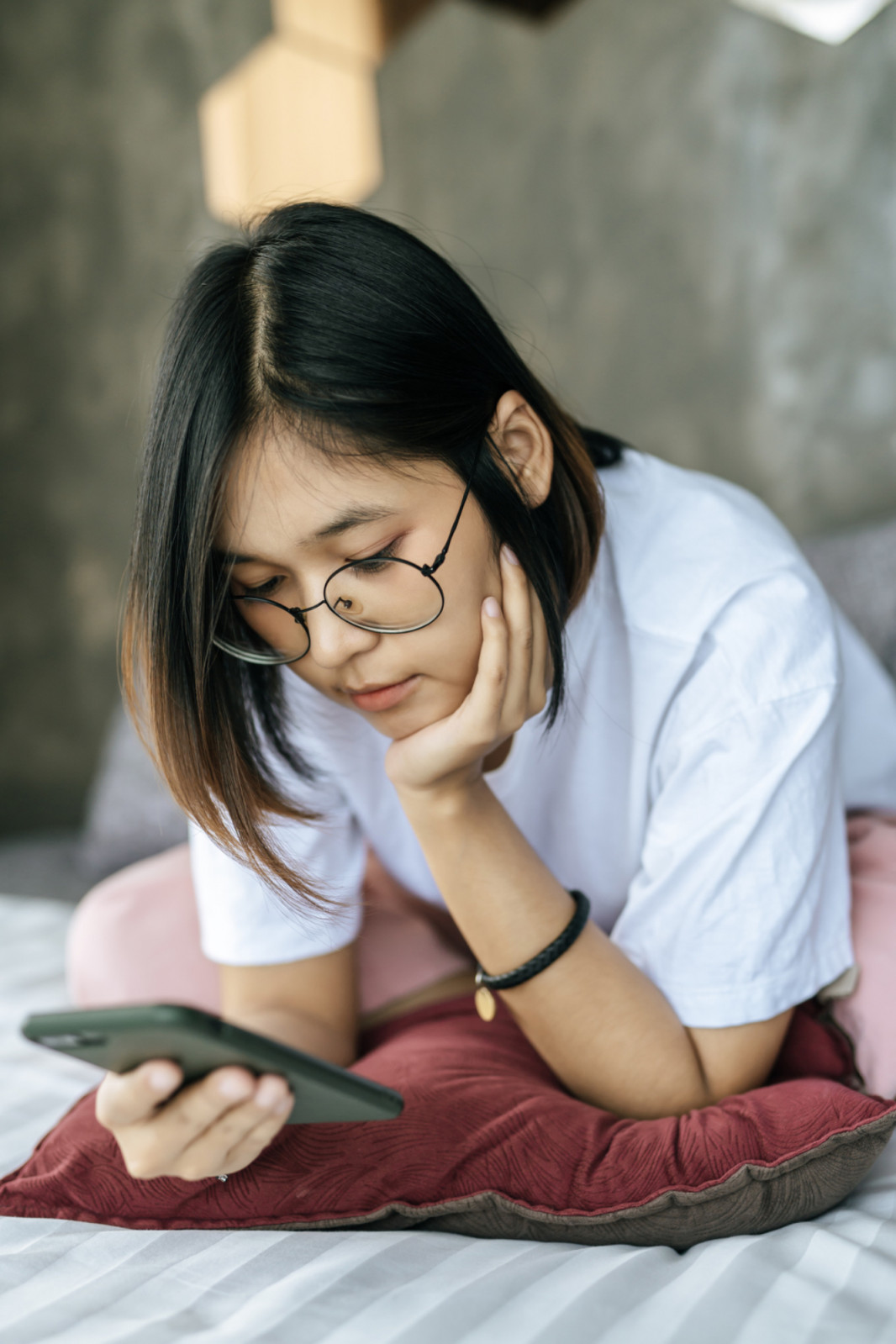 In Asia, digital formats are no longer niche—e-books, mobile novels, and online platforms are fully integrated into everyday reading habits (Photo: Jcomp/Freepik)