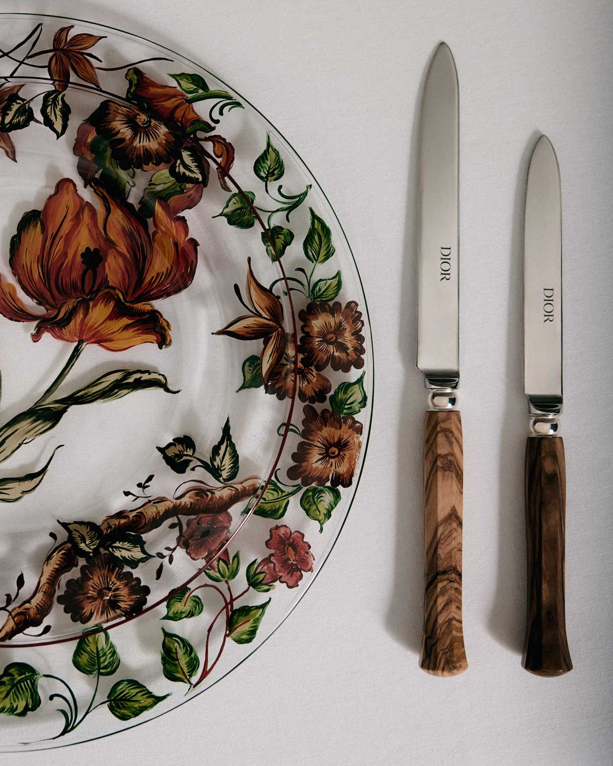 This dining plate lends a botanical touch