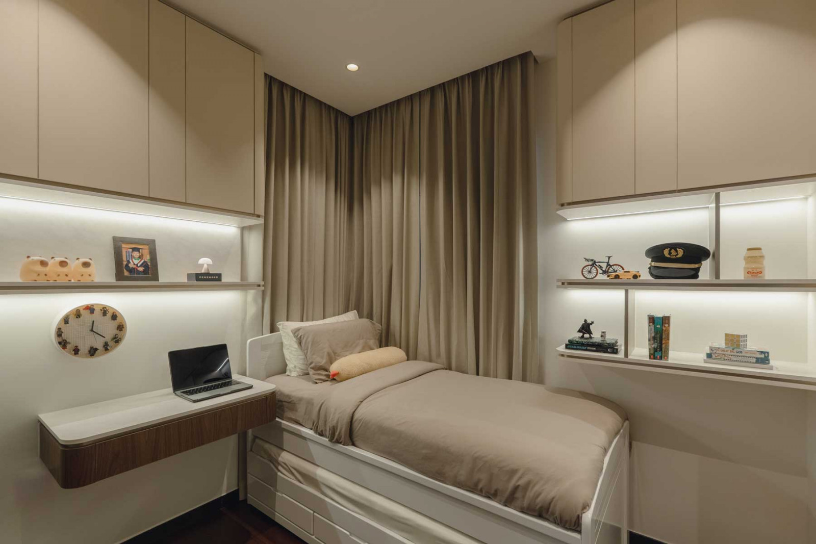 Shades of taupe bring an undercurrent of sophistication to this child’s bedroom